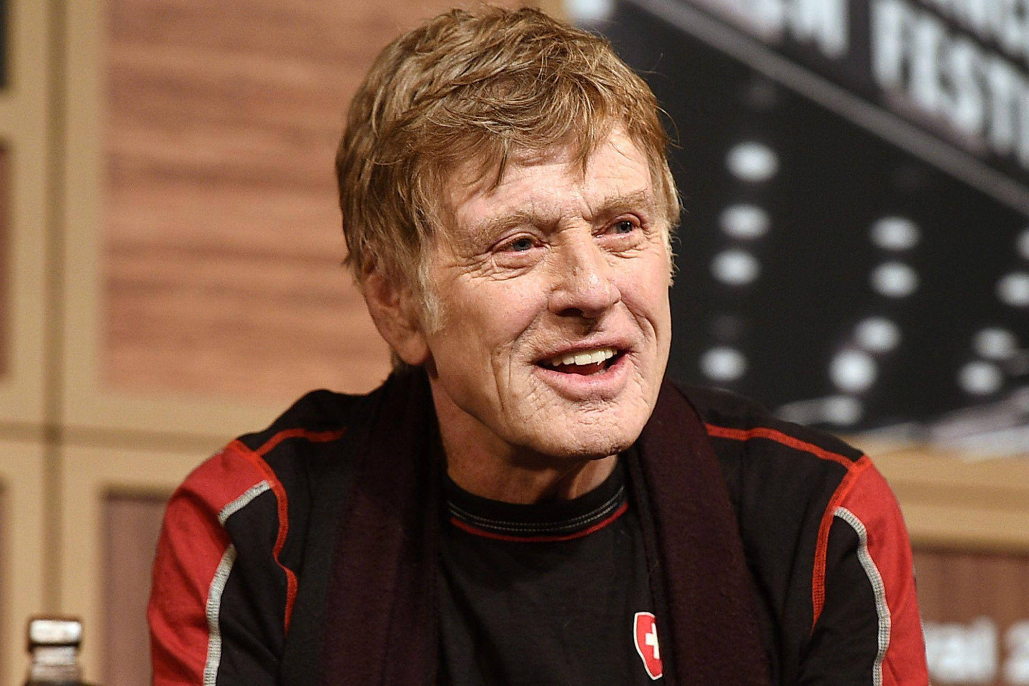 Celebrity 桌布 壁紙 — 一位微笑的年長男士的近照，頭髮蓬亂，穿著黑色和紅色外套參加活動。