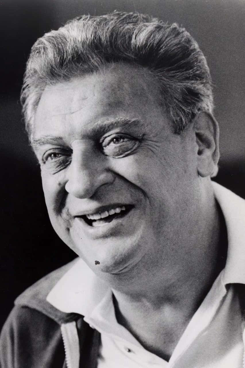 actor 桌布 壁紙 — 一位微笑的年長男士的黑白肖像，擁有紋理頭髮和溫暖的眼神，穿著有領襯衫。