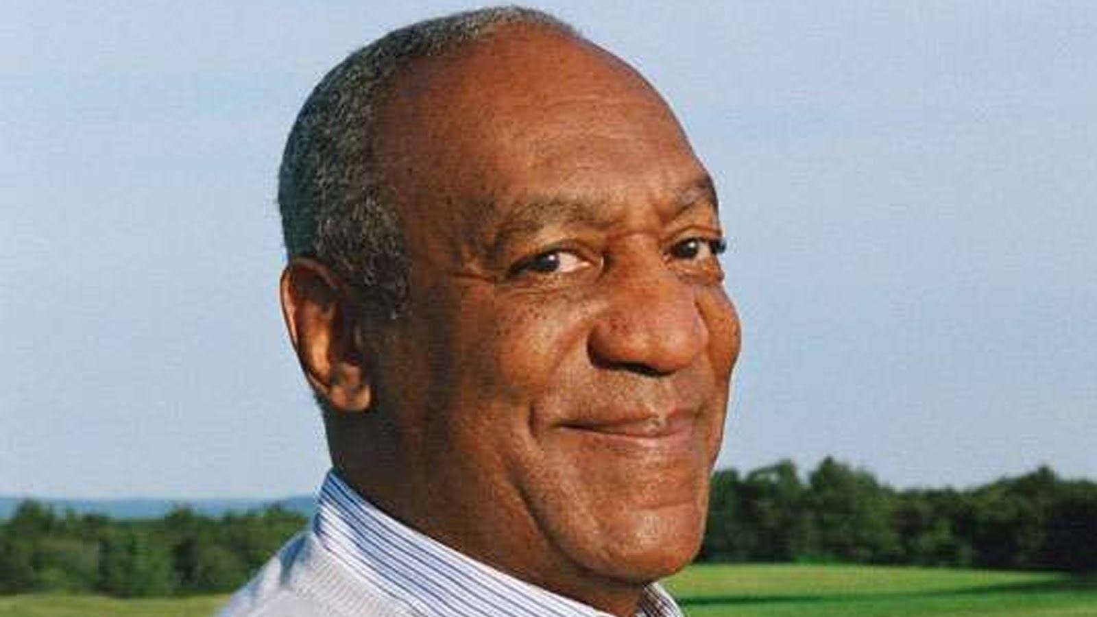 smiling 桌布 壁紙 — 一位微笑的年長黑人男子穿著條紋襯衫，以明亮的藍天和綠色田野為背景的特寫肖像。