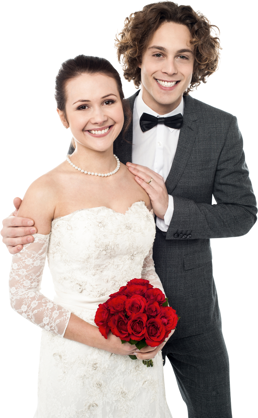 Couples 桌布 壁紙 — 一位微笑的新娘穿著白色蕾絲婚紗，手持紅玫瑰，與身穿灰色西裝的新郎站在黑色背景前。