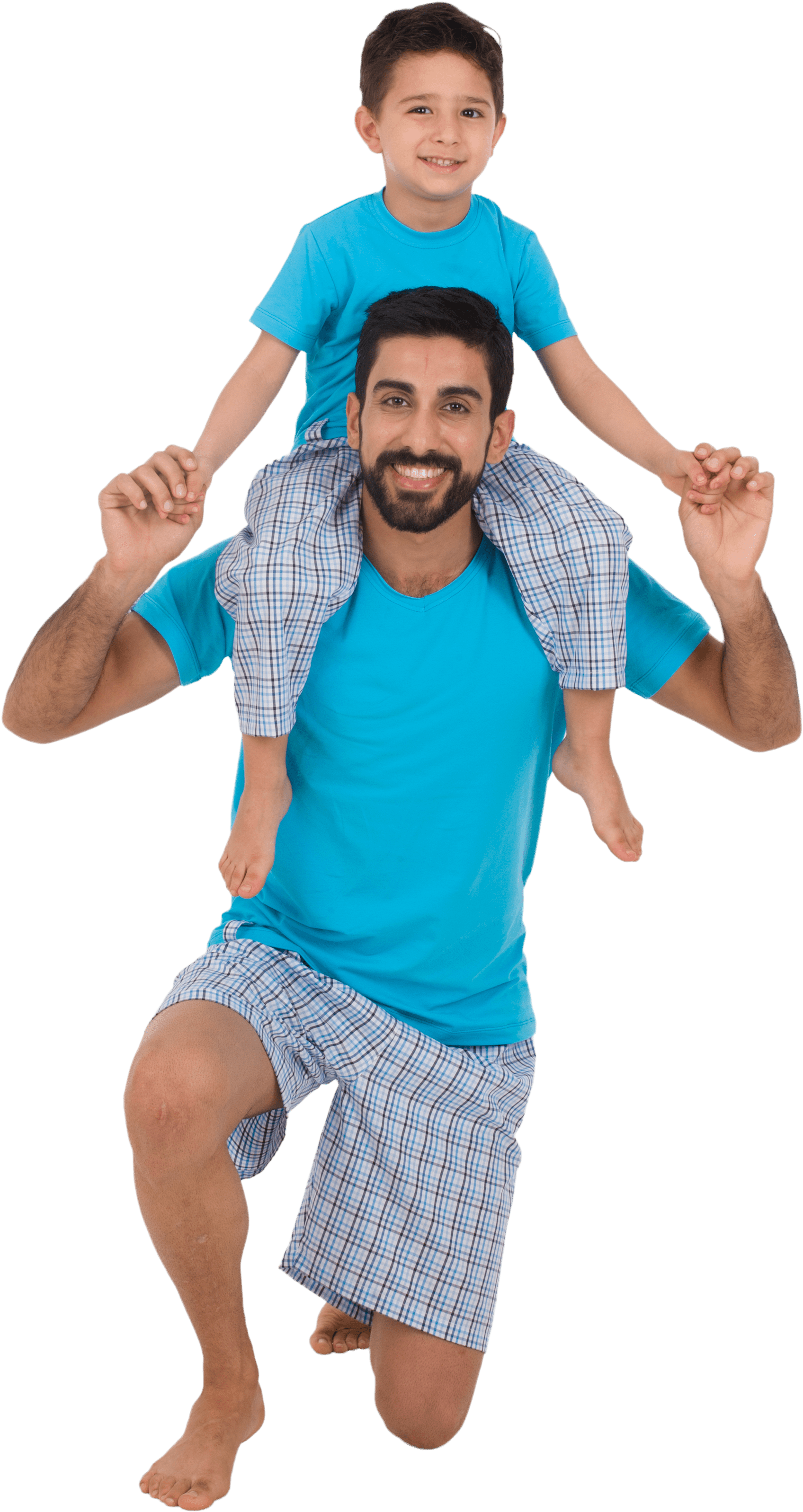 Father 桌布 壁紙 — 一位微笑的父親將他快樂的兒子扛在肩上，兩人都穿著相配的藍色服裝，背景為黑色。
