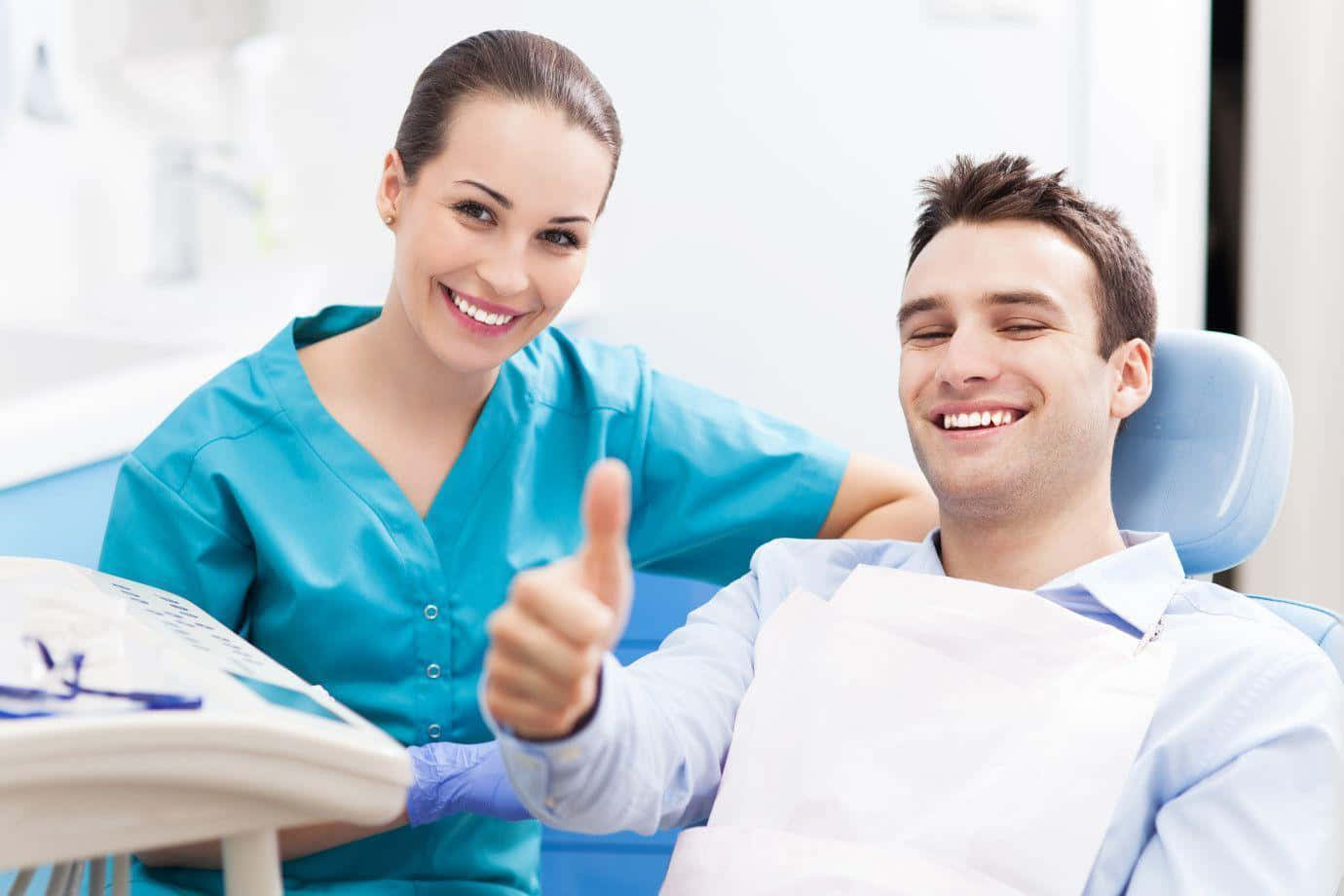 Dental 桌布 壁紙 — 一位微笑的牙醫和病人在明亮的牙科診所豎起大拇指。