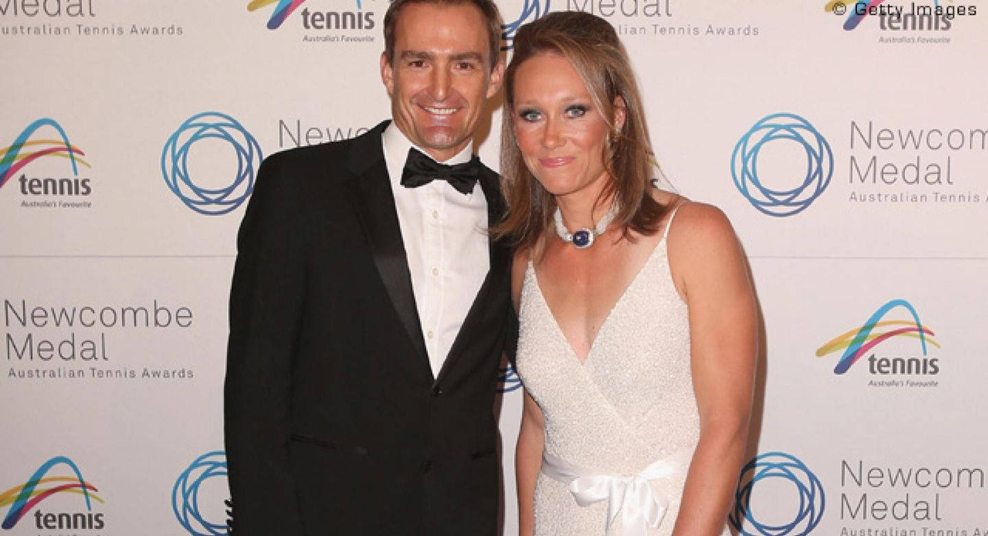 Tennis 桌布 壁紙 — 一位微笑的男士穿著黑色燕尾服，一位女士穿著白色連衣裙，在澳洲網球頒獎典禮上一起擺姿勢。