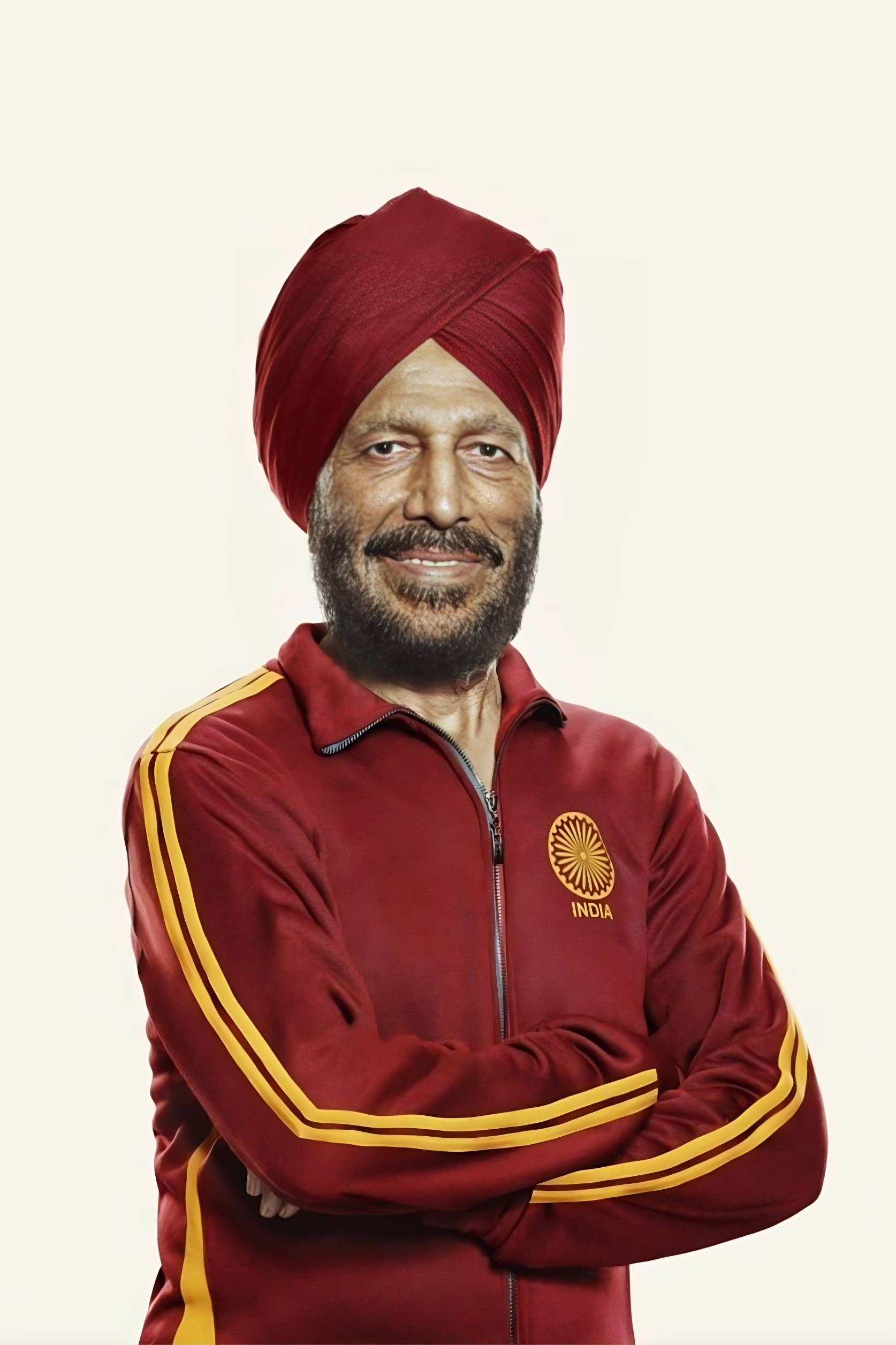 Milkha Singh 桌布 壁紙 — 一位微笑的男子，戴著紅色頭巾，穿著相配的紅色運動外套，雙手交叉，自信地站在純色背景前。