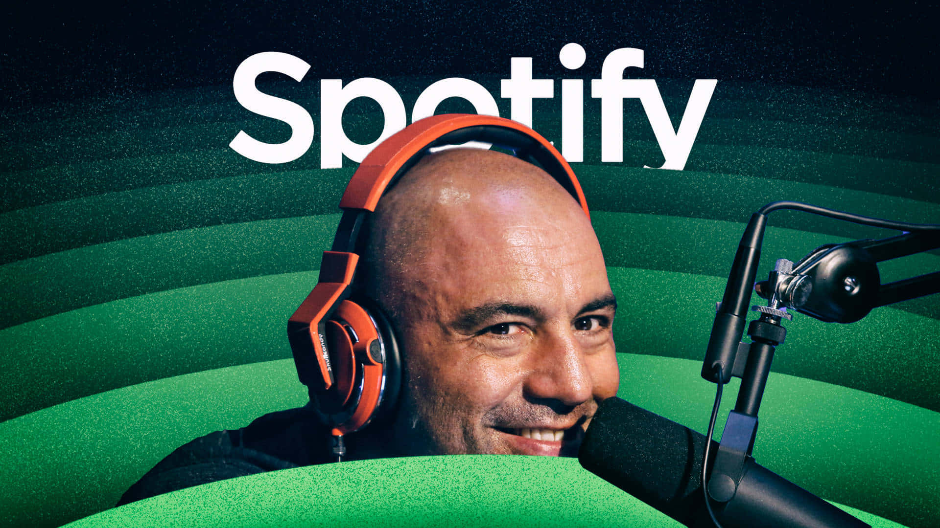 Spotify 桌布 壁紙 — 一位微笑的男子戴著橙色耳機，對著麥克風說話，背景是綠色的Spotify品牌背景。