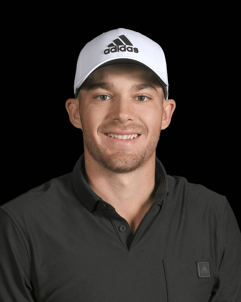 運動 桌布 壁紙 — 一位微笑的男子戴著白色adidas帽和深色Polo衫，在純黑色背景前擺姿勢。
