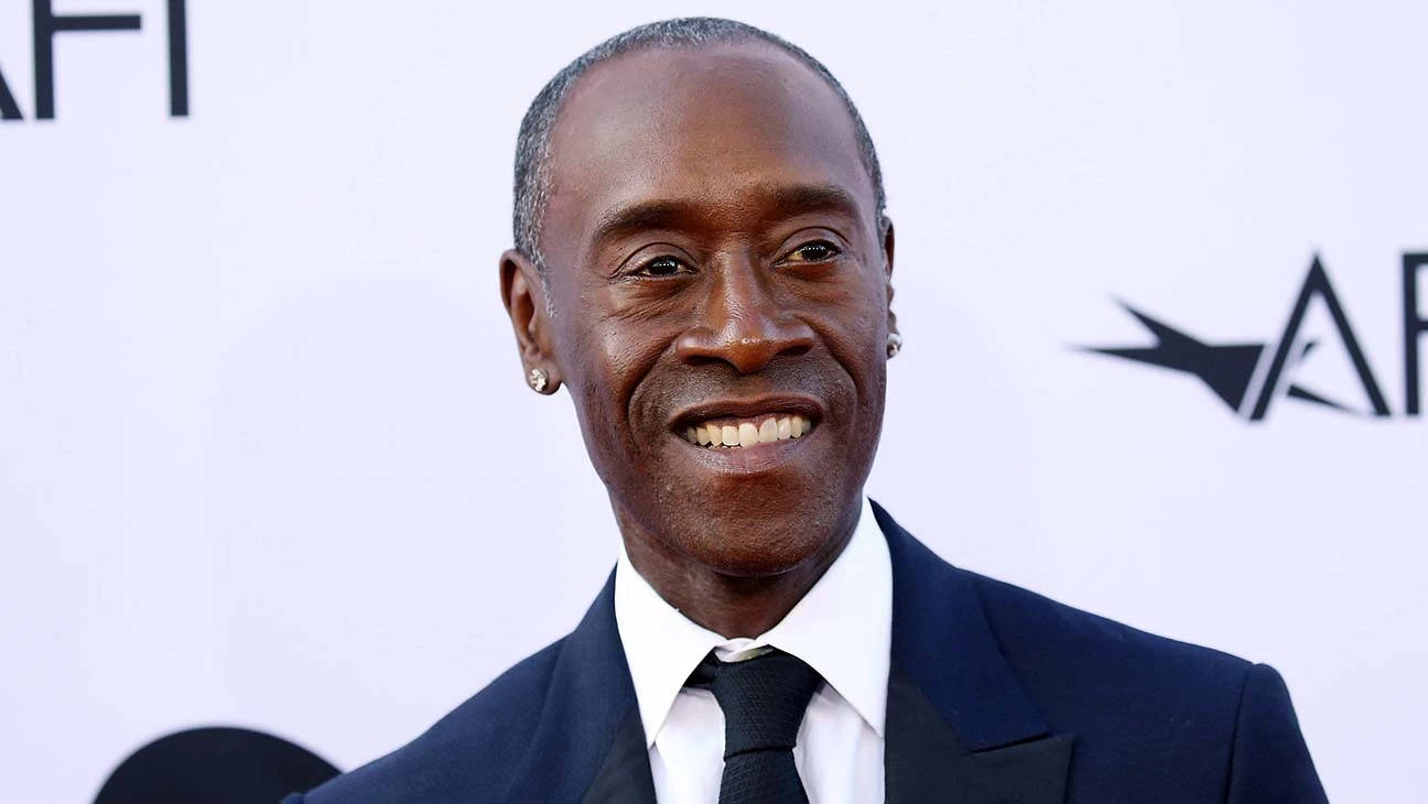 Don Cheadle 桌布 壁紙 — 一位微笑的男子身穿深色西裝和領帶，在背後有AFI品牌的紅毯活動中自信地擺姿勢。