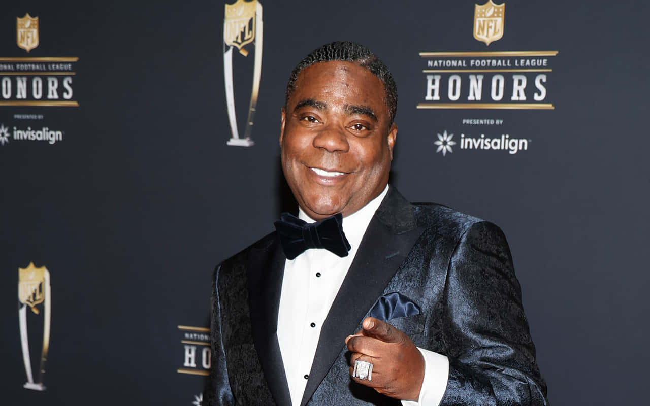 Tracy Morgan 桌布 壁紙 — 一位微笑的男子身穿閃亮黑色燕尾服配蝴蝶結，在NFL Honors活動中自信地擺姿勢。