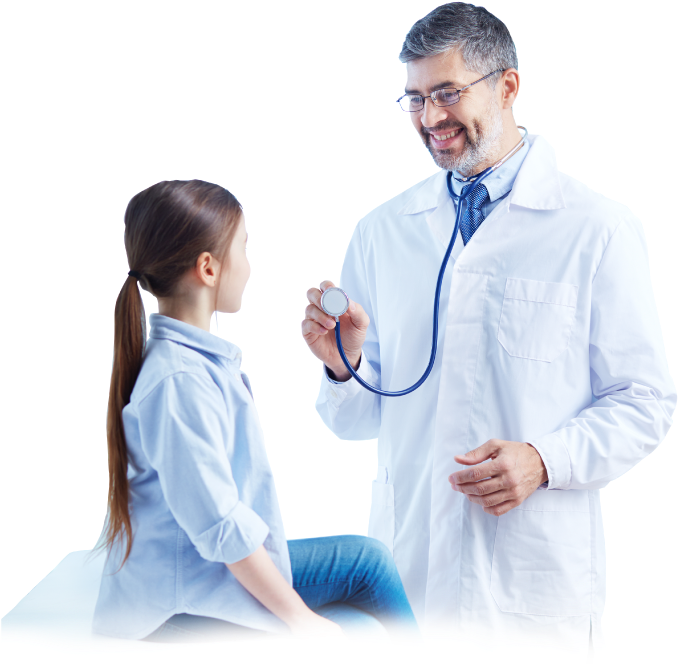 Physician 桌布 壁紙 — 一位微笑的男醫生穿著白袍，手持聽診器，正在檢查一位穿著淺藍色襯衫的小女孩。