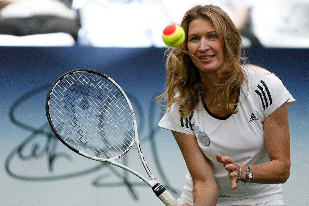 Tennis 桌布 壁紙 — 一位微笑的白衣女子手持網球拍，一顆黃色網球懸浮在她臉旁。