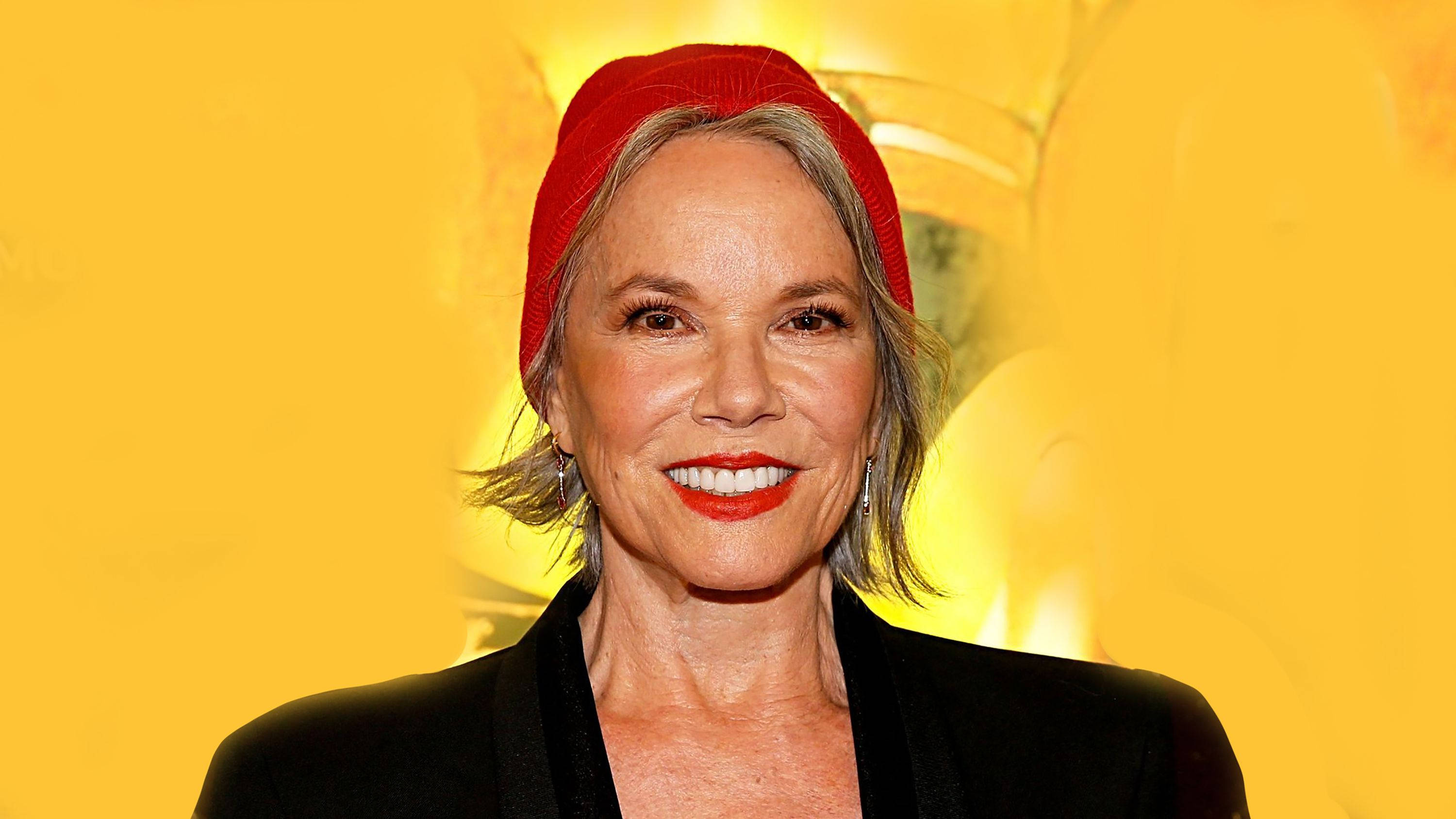 Celebrity 桌布 壁紙 — 一位微笑的白髮女士戴著紅色毛帽和鮮紅色口紅，背景是鮮黃色。