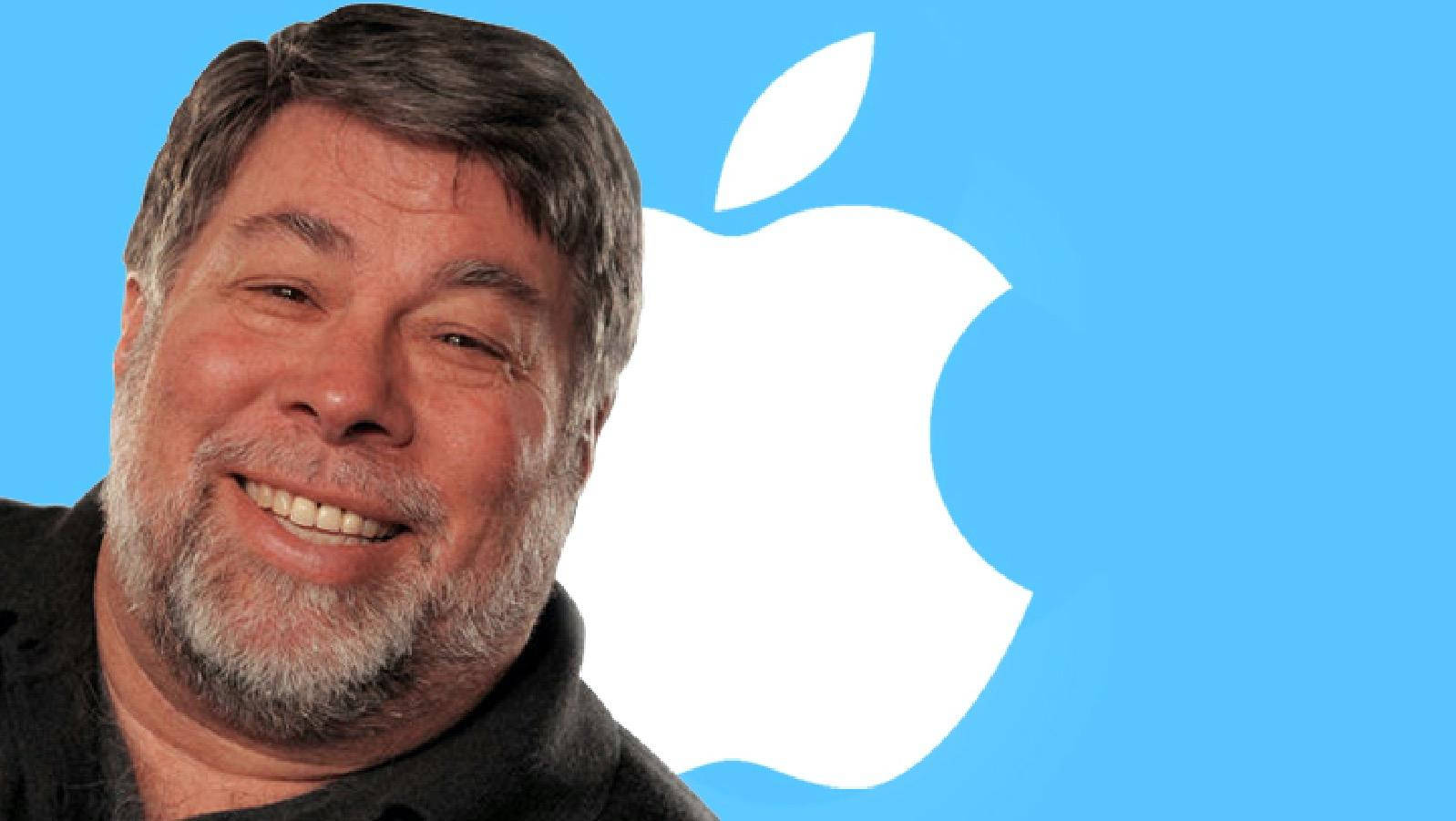 Steve Wozniak 桌布 壁紙 — 一位微笑的白髮灰鬍男子站在明亮的藍色背景前，面前是一個大型白色Apple標誌。