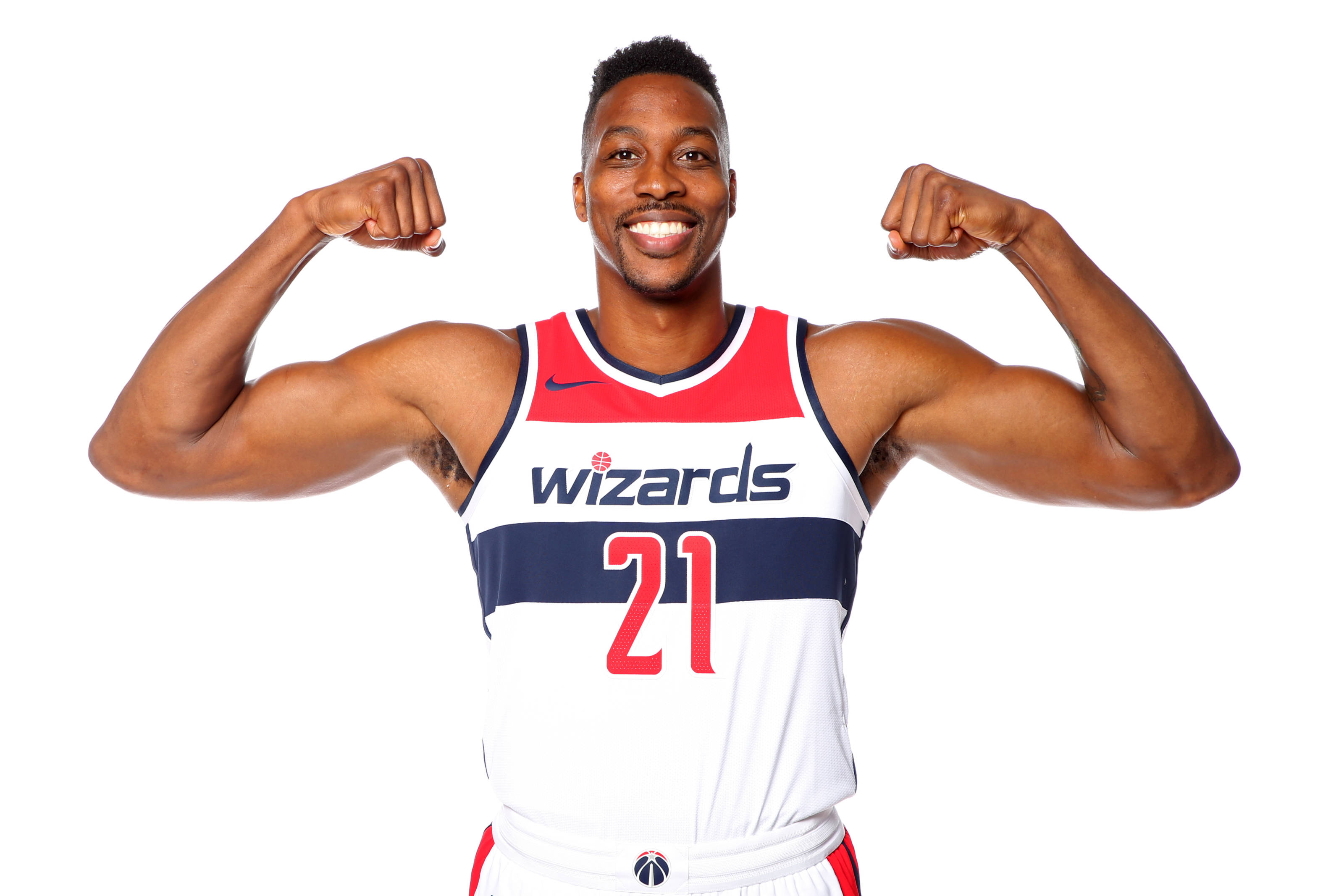 Wizards 桌布 壁紙 — 一位微笑的籃球運動員穿著巫師隊球衣，在純白背景上彎曲雙臂。