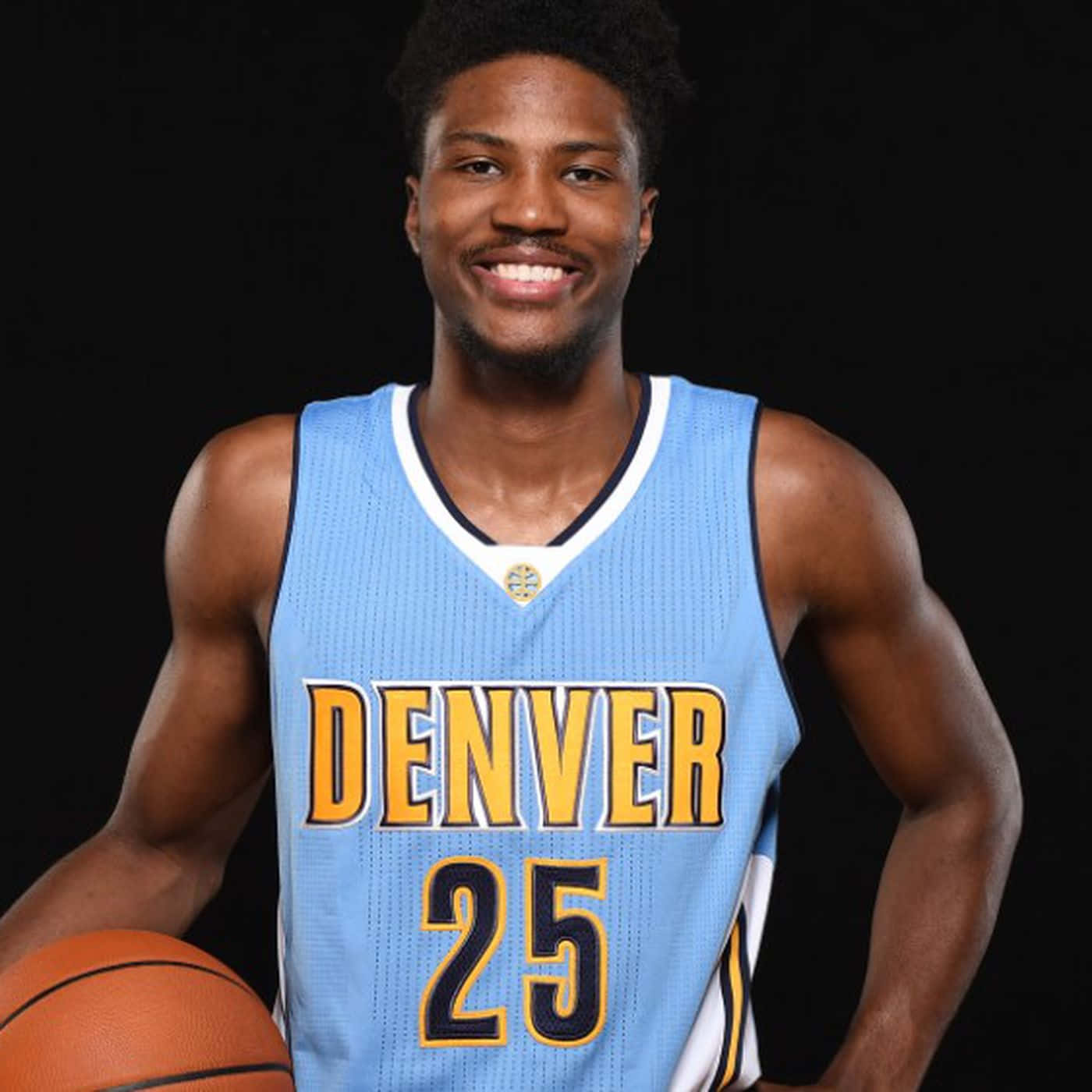 身穿丹佛球衣的籃球運動員持球微笑 — NBA 壁紙