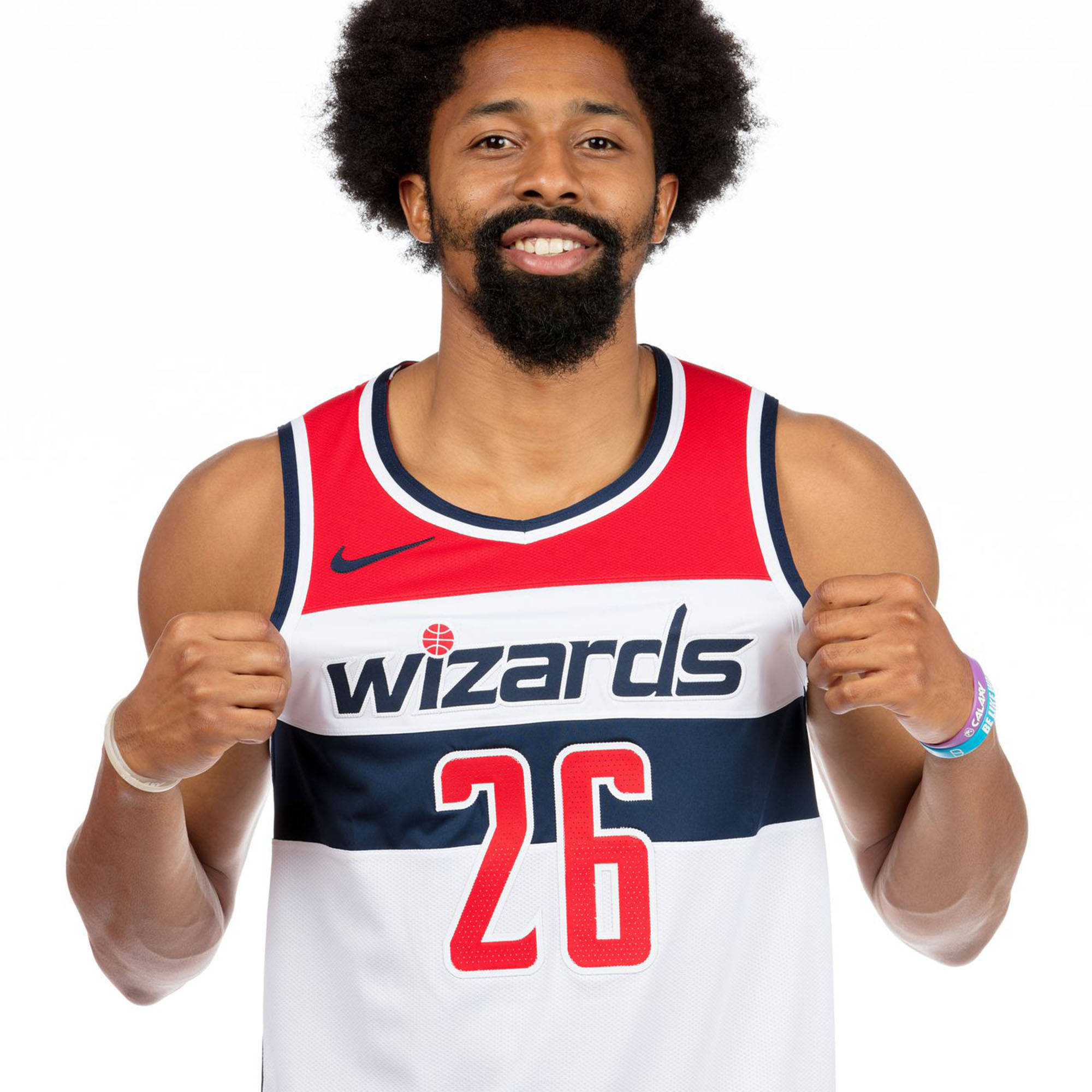 spencer dinwiddie 桌布 壁紙 — 一位微笑的籃球運動員身穿紅白藍巫師隊26號球衣，在純白色背景前自信地擺姿勢。