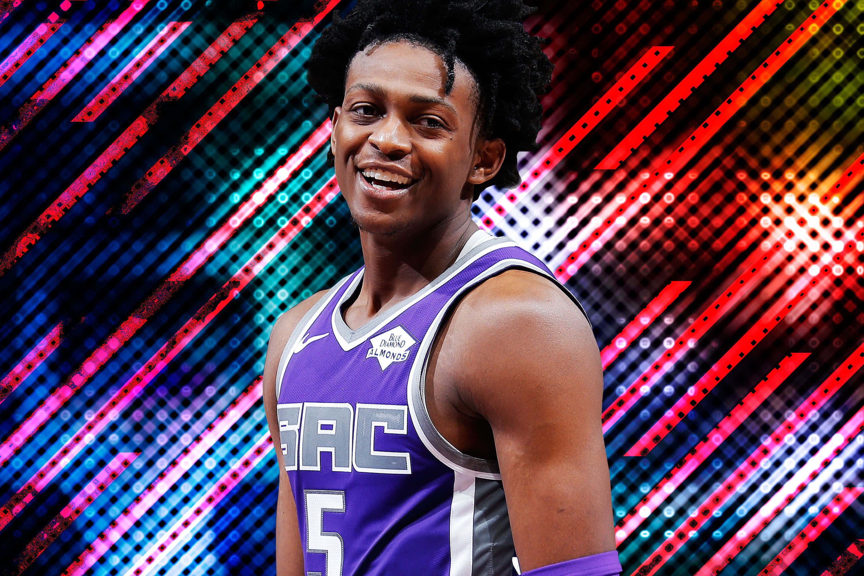 NBA 桌布 壁紙 — 一位微笑的籃球運動員身穿紫色沙加緬度國王隊球衣，站在充滿活力的霓虹條紋數位背景前。