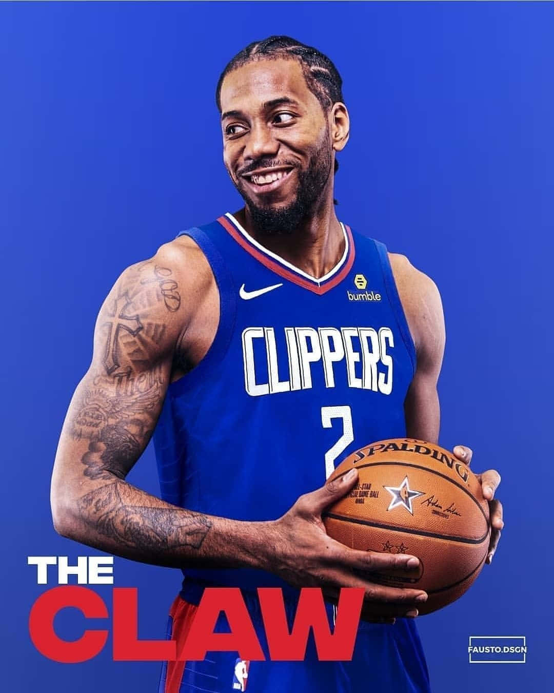 NBA 桌布 壁紙 — 一位微笑的籃球運動員身穿藍色快艇隊球衣，手持斯伯丁籃球，背景為純藍色，並有粗體紅色文字寫著「THE CLAW」。