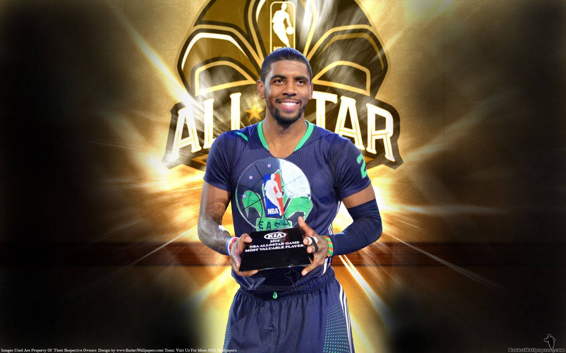 Kyrie 桌布 壁紙 — 一位微笑的籃球運動員身穿藍色球衣，在發光的金色背景和全明星標誌前高舉NBA全明星獎盃。