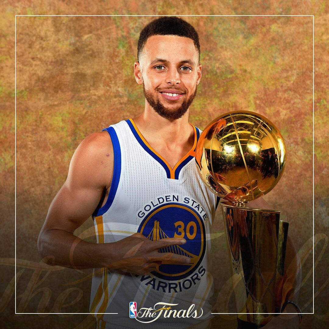 Curry 桌布 壁紙 — 一位微笑的籃球運動員身穿金州勇士隊球衣，在紋理金色背景前手持閃亮的NBA總決賽獎盃。