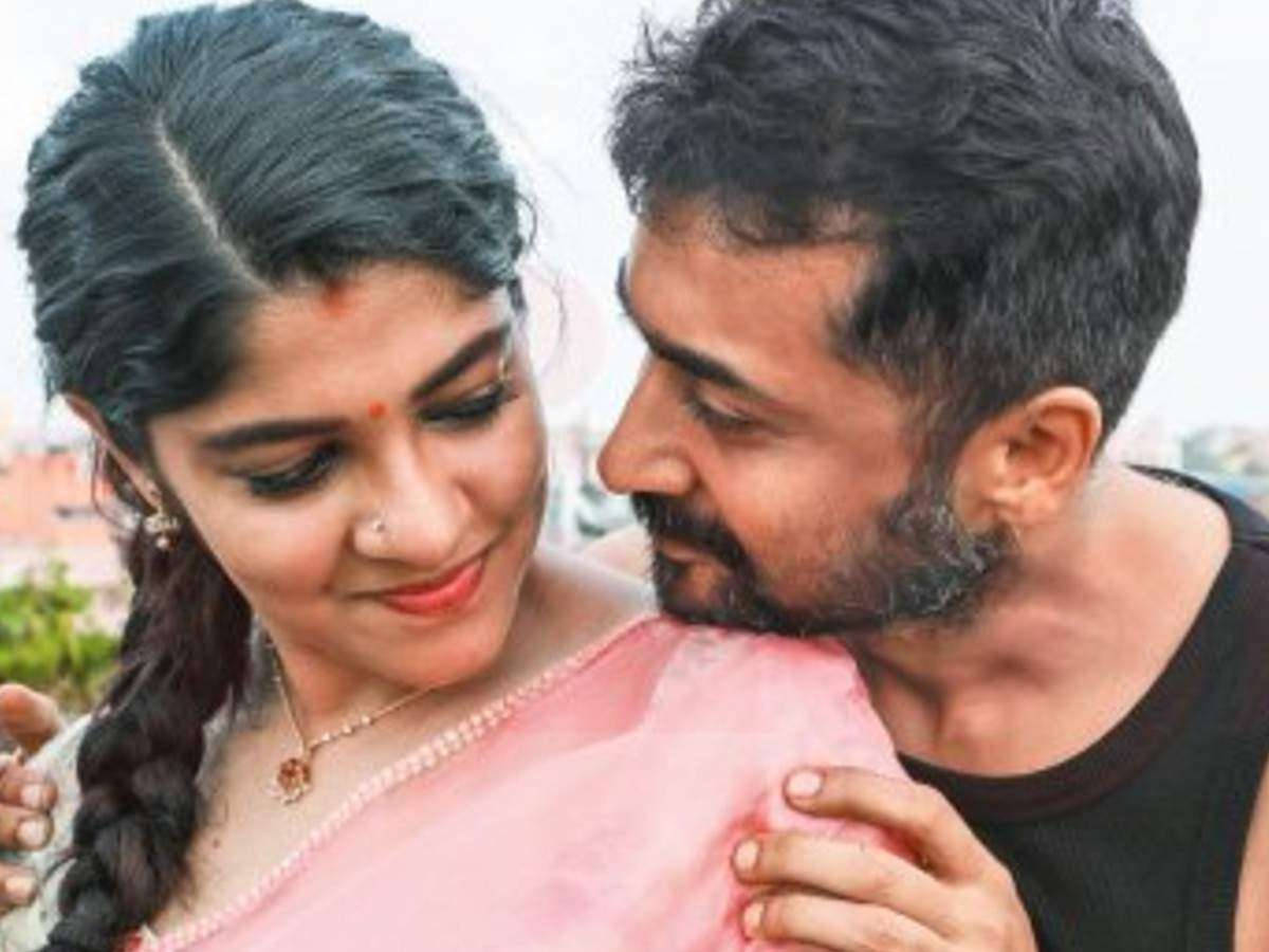 Indian 桌布 壁紙 — 一位微笑的粉紅色紗麗女子與一位輕吻她肩膀的男士之間的溫柔時刻。