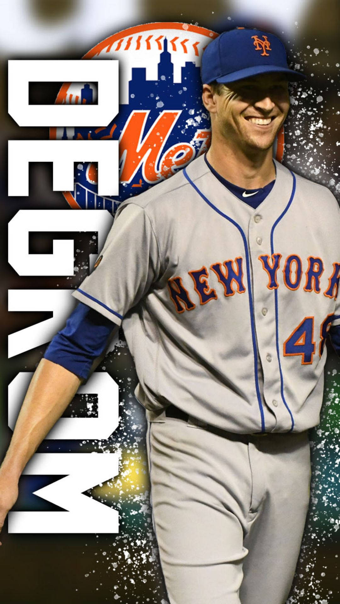 Degrom 桌布 壁紙 — 一位微笑的紐約大都會棒球選手穿著制服，自信地站在風格化的城市景觀和棒球圖形背景前。