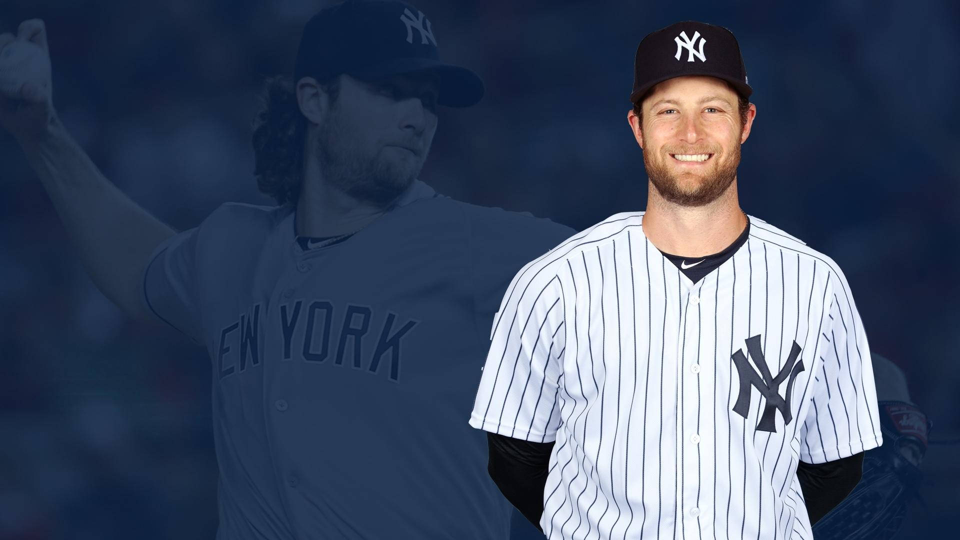 Gerrit Cole 桌布 壁紙 — 一位微笑的紐約洋基棒球運動員身穿條紋制服，站在前方中央，背後有一張褪色的自己投球動作照片。
