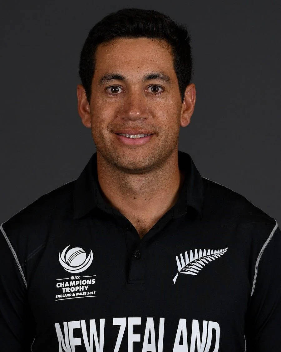 Ross Taylor 桌布 壁紙 — 一位微笑的紐西蘭板球運動員，身穿黑色隊服Polo衫，帶有白色蕨葉和ICC Champions Trophy 2017標誌，背景為深灰色攝影棚。