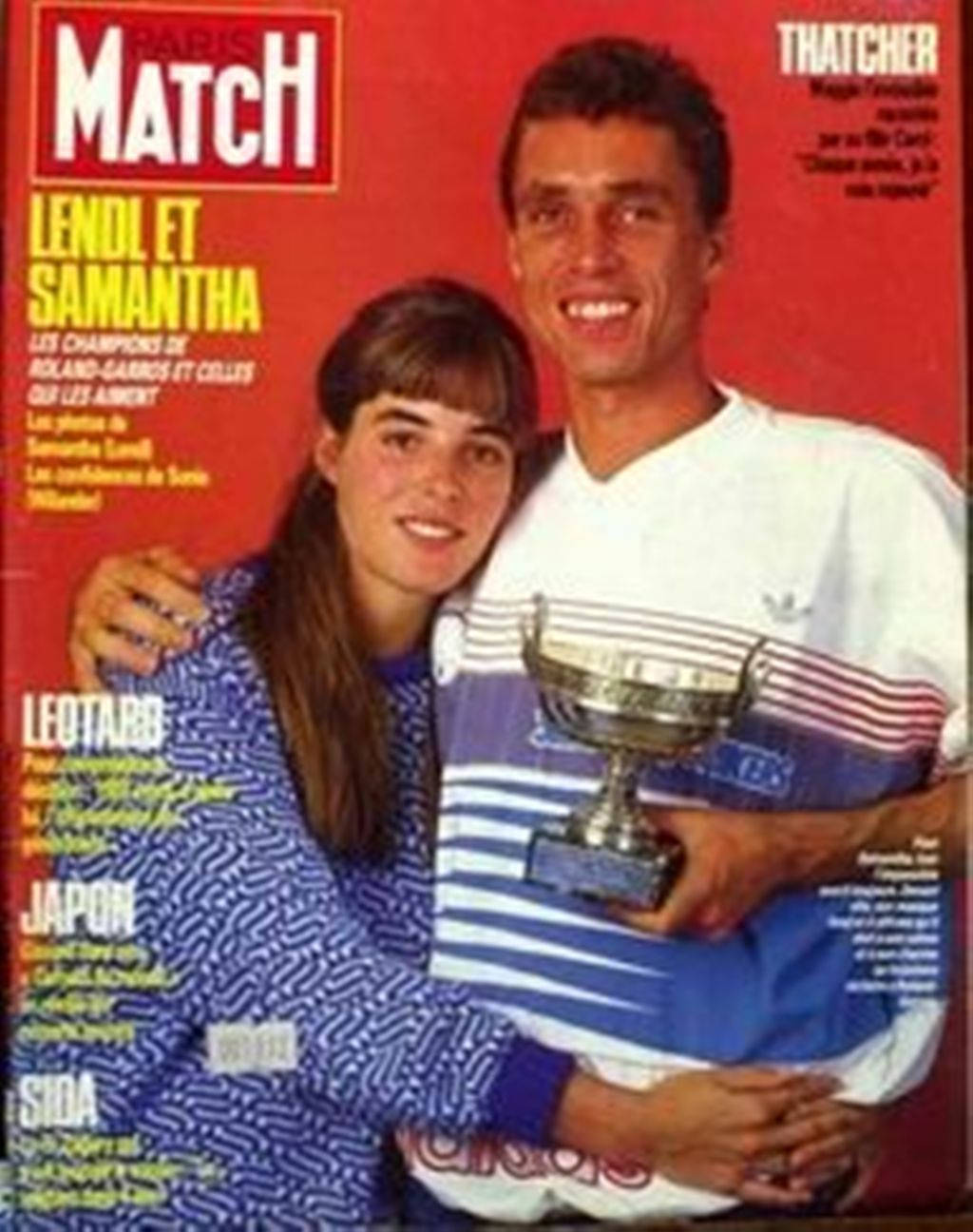 Tennis 桌布 壁紙 — 一位微笑的網球冠軍和他的搭檔在鮮紅的雜誌封面上與獎盃合影。