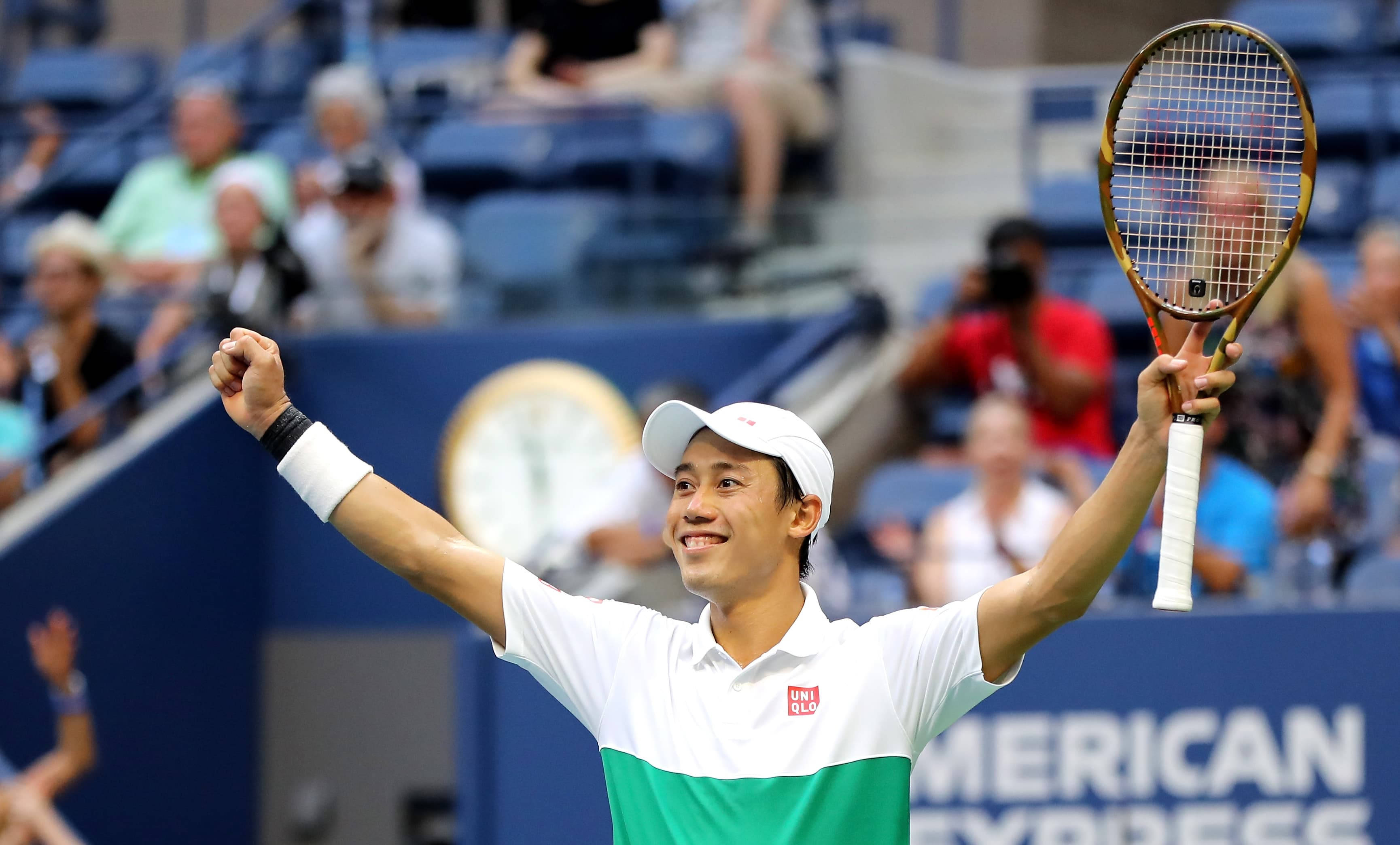 Excited 桌布 壁紙 — 一位微笑的網球選手在陽光普照的球場上舉起拳頭和球拍慶祝勝利。