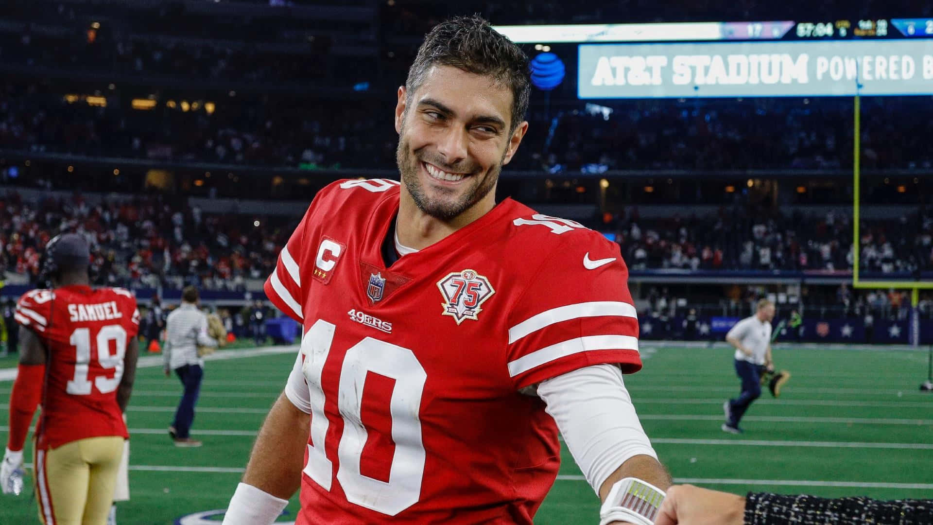 Jimmy Garoppolo 桌布 壁紙 — 一位微笑的舊金山四九人四分衛身穿紅色10號球衣，在AT&T體育場的球場上於比賽中擺姿勢。