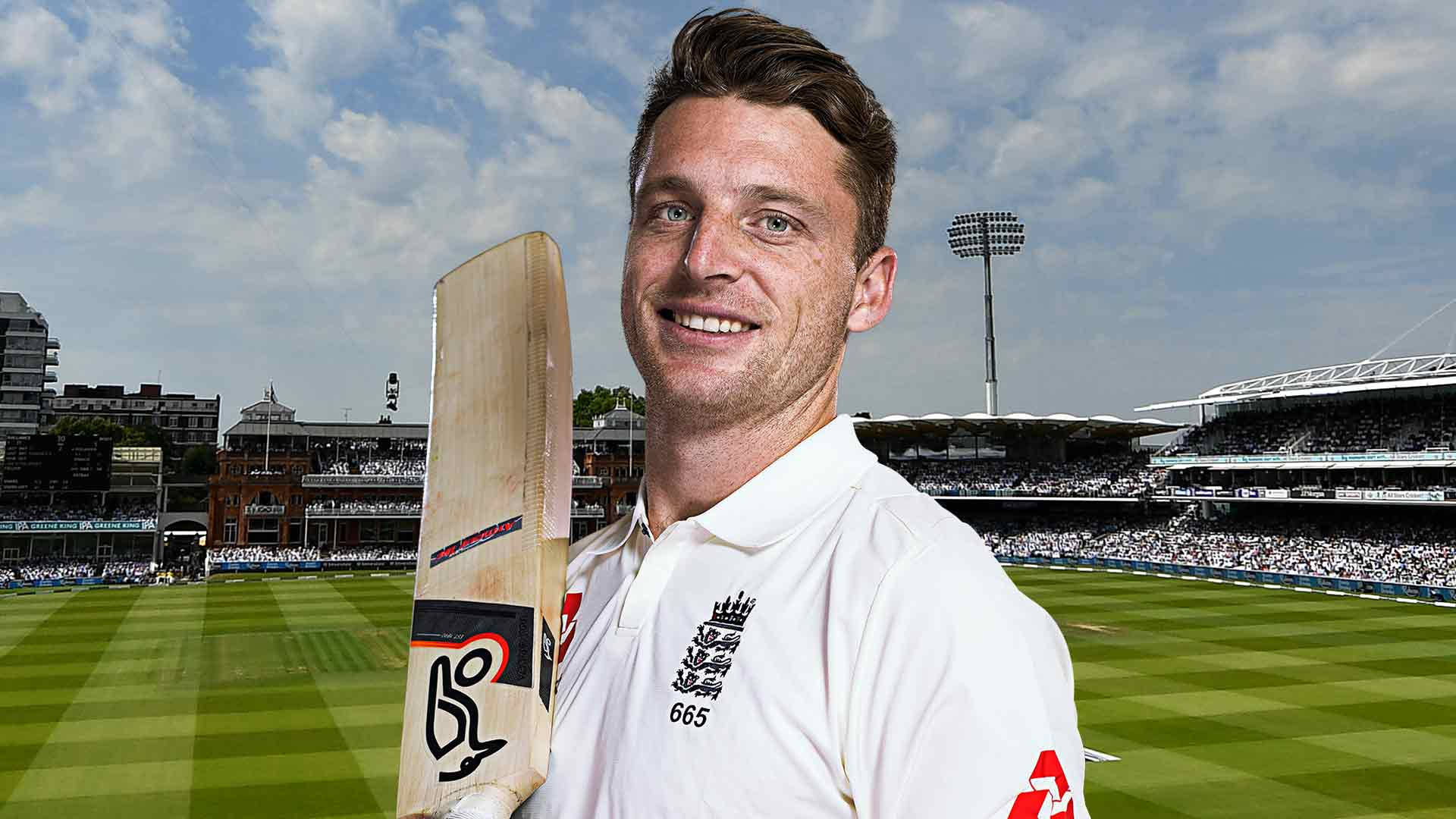 jos buttler 桌布 壁紙 — 一位微笑的英格蘭板球運動員身穿白色制服，在部分多雲的天空下，以座無虛席的體育場為背景，手持球棒。