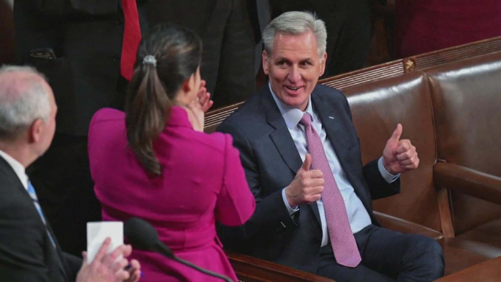 Thumbs Up 桌布 壁紙 — 一位微笑的西裝男在皮革卡座中豎起兩個大拇指，參加一場正式的室內聚會。