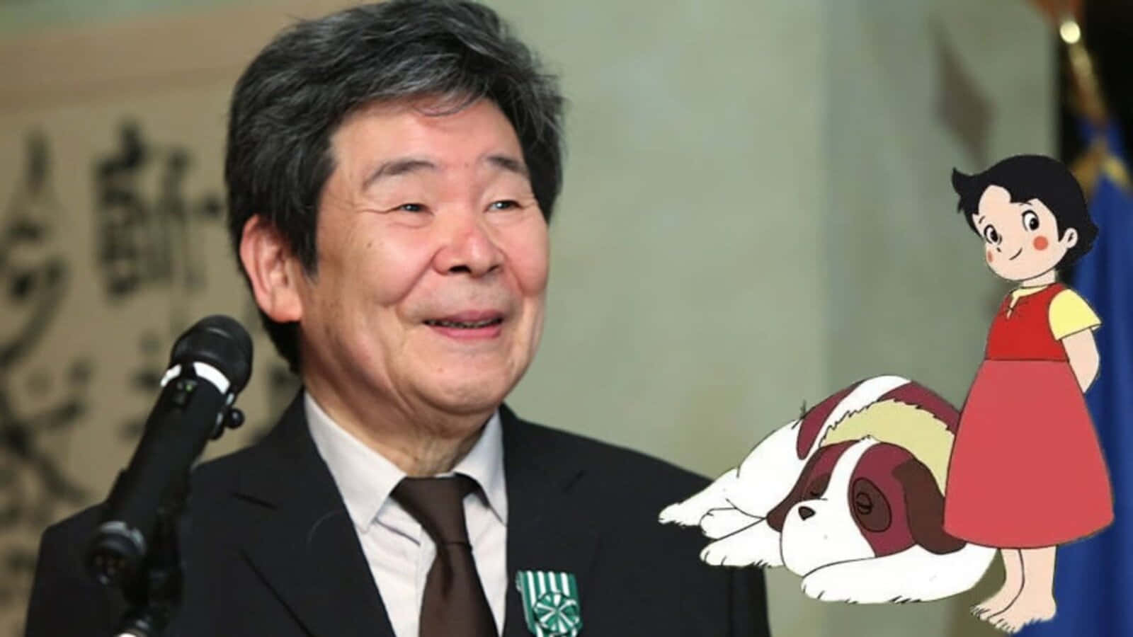 Isao Takahata 桌布 壁紙 — 一位微笑的西裝男子在動畫中的卡通女孩和狗旁邊對著麥克風說話。