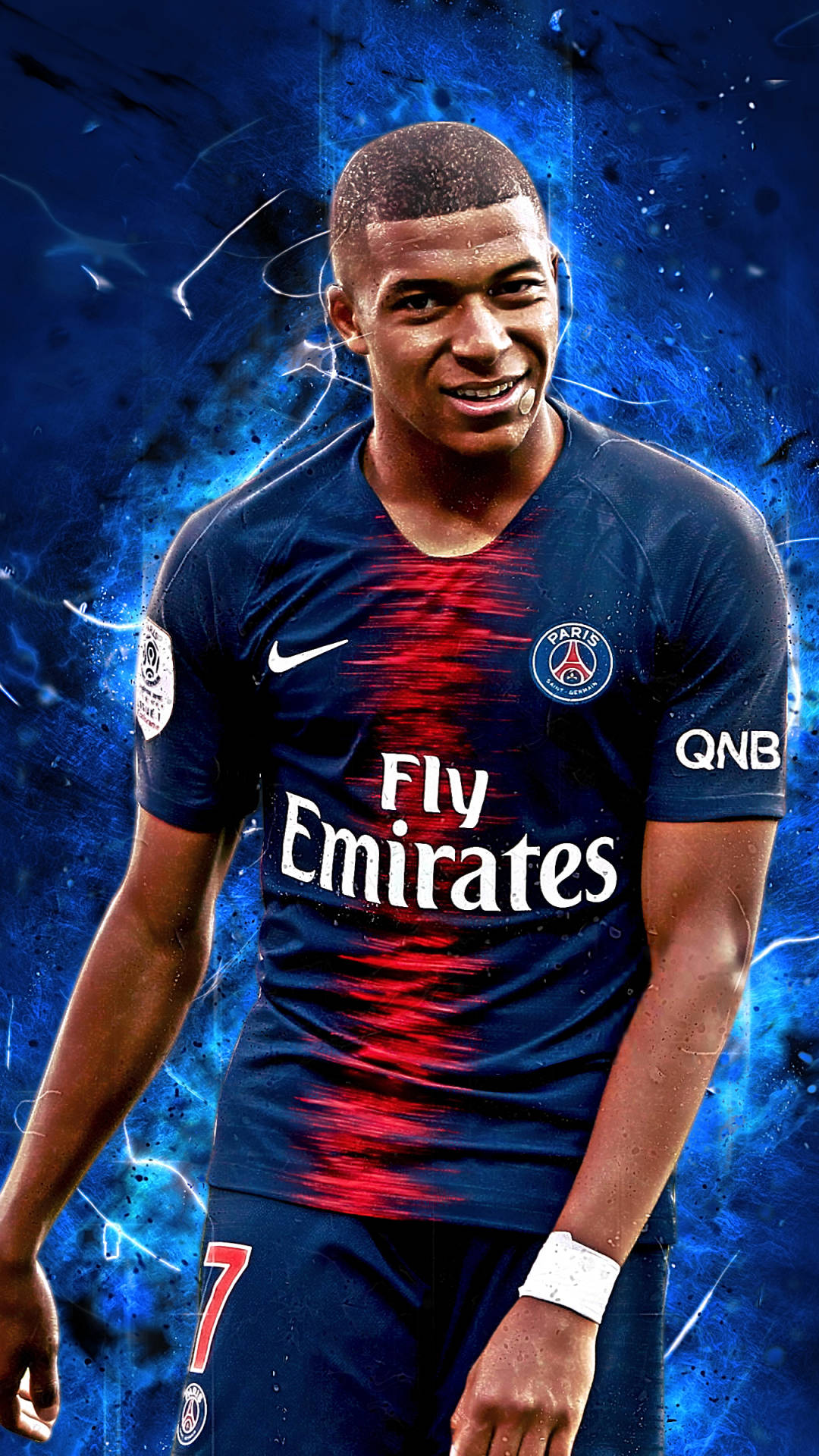 Kylian Mbappe 桌布 壁紙 — 一位微笑的足球員身穿巴黎聖日耳曼球衣，站在充滿活力的藍色電能背景前。