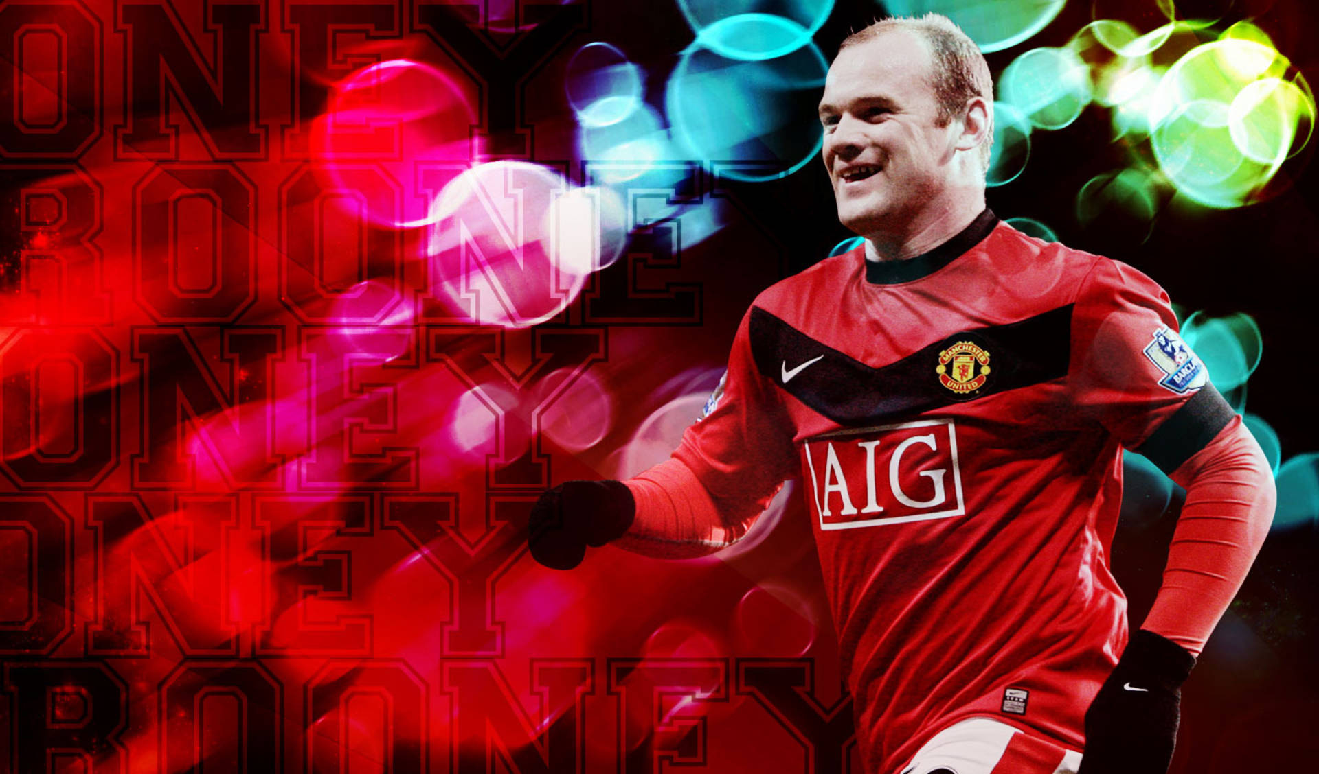 Rooney 桌布 壁紙 — 一位微笑的足球員身穿紅色曼聯球衣，站在充滿活力的抽象背景前，背景有發光的散景燈光和重複的文字。