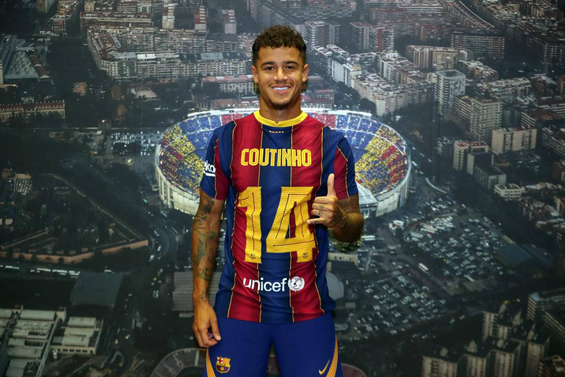 Coutinho 桌布 壁紙 — 一位微笑的足球運動員身穿紅藍條紋球衣，背號14，站在體育場和城市景觀的背景前。