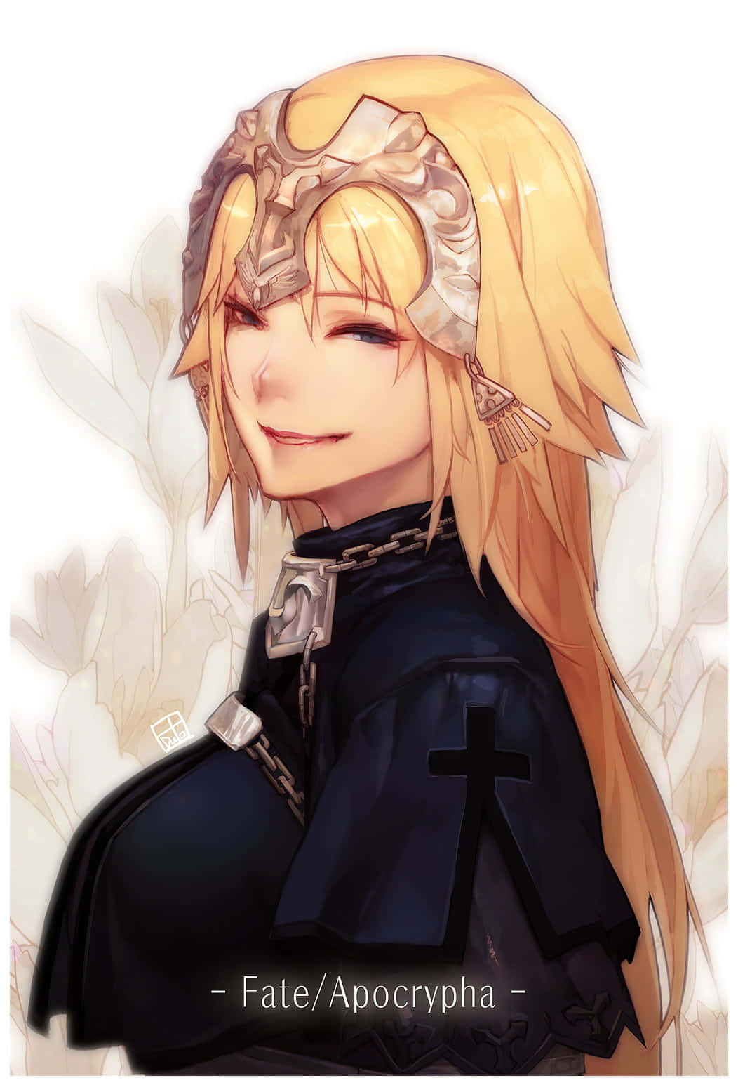 Fate/Grand Order 桌布 壁紙 — 一位微笑的金髮動漫女孩，戴著華麗的頭飾，穿著帶有十字徽章的深色斗篷，背景是柔和的花卉圖案。