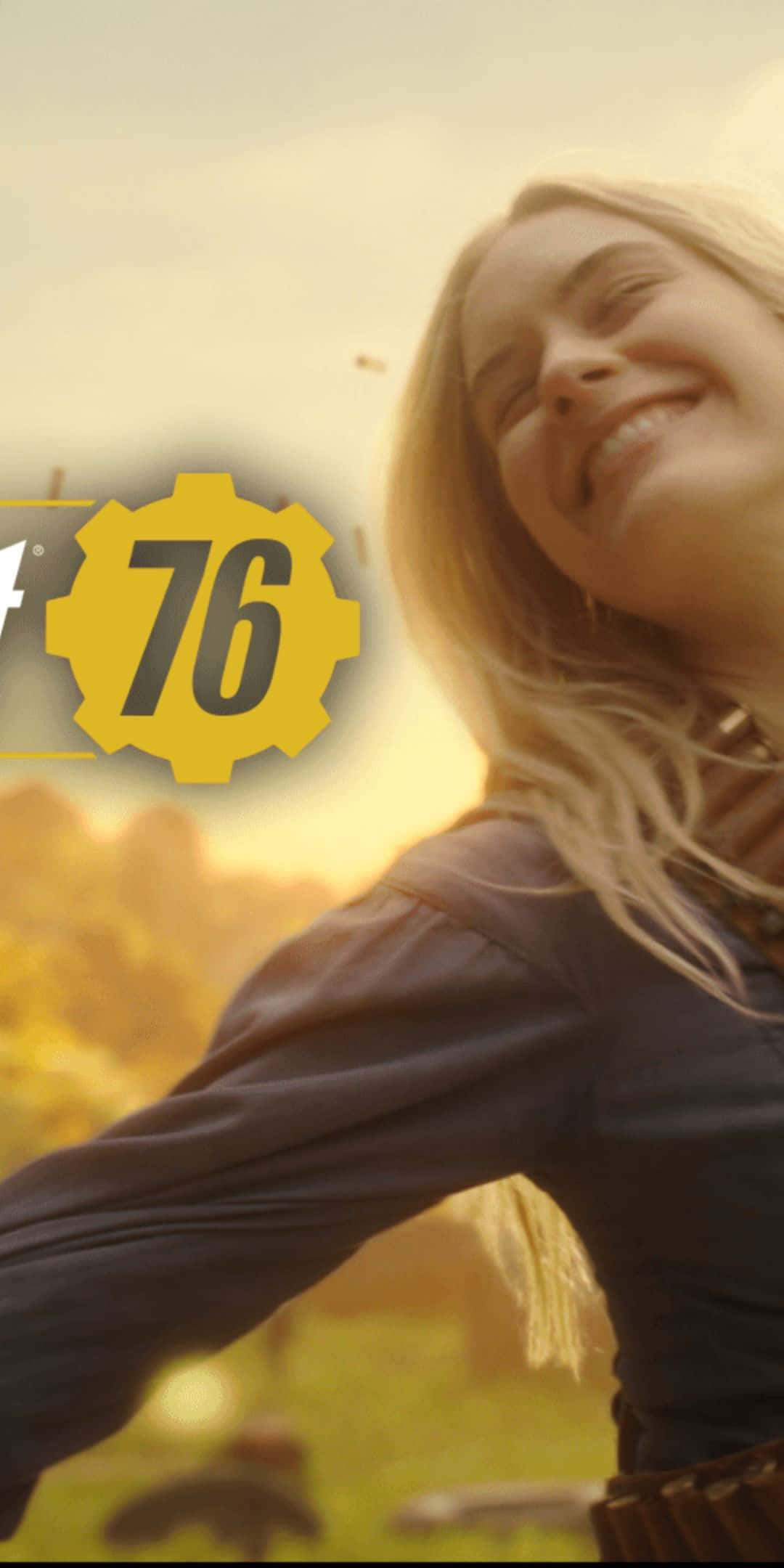 Pixel 3 Fallout 76 桌布 壁紙 — 一位微笑的金髮女子穿著深色襯衫站在戶外，身後是金色的日落和一個帶有76的黃色齒輪標誌。
