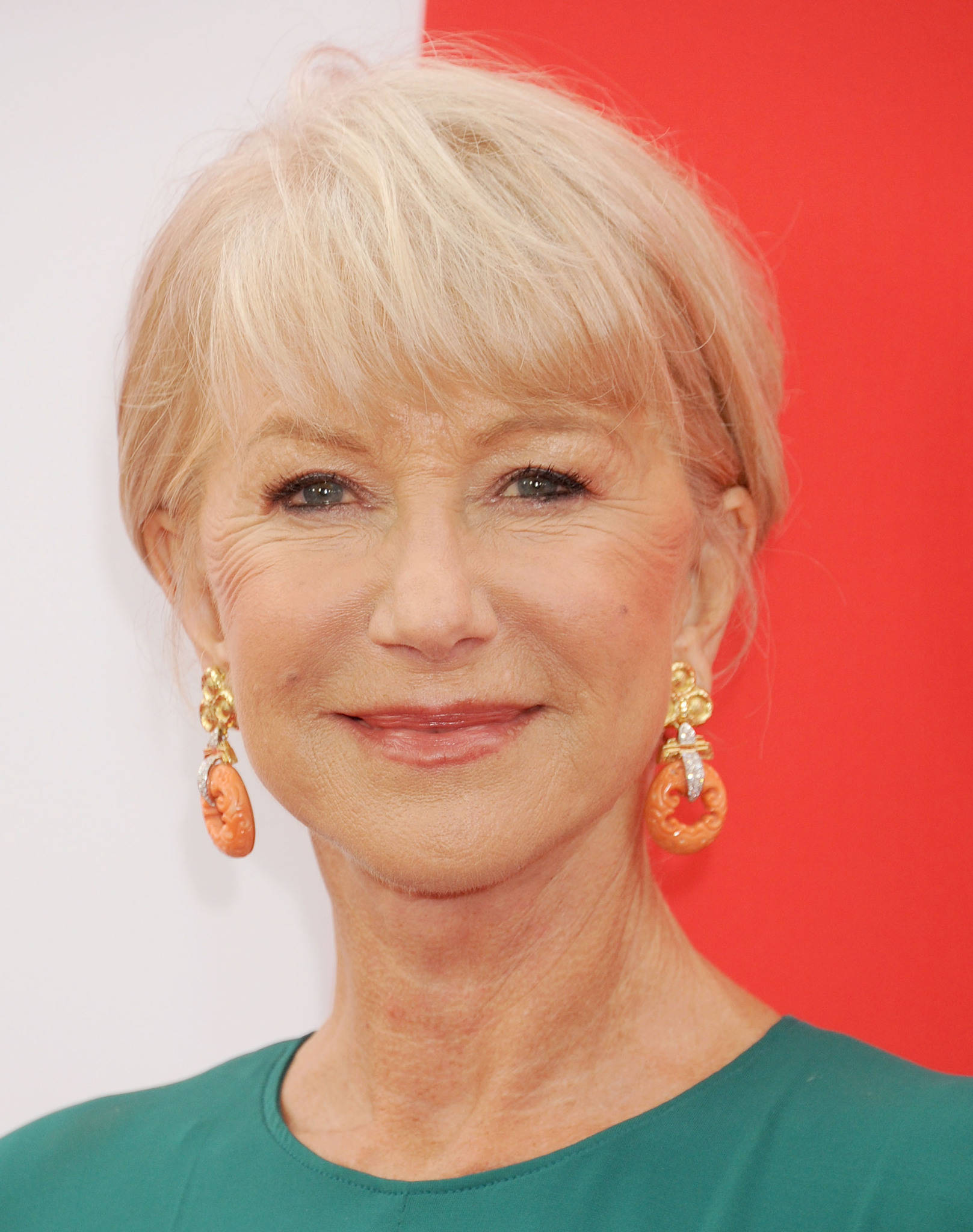 Celebrity 桌布 壁紙 — 一位微笑的金髮女性戴著橙色耳環，以紅色和白色背景為襯的特寫肖像。