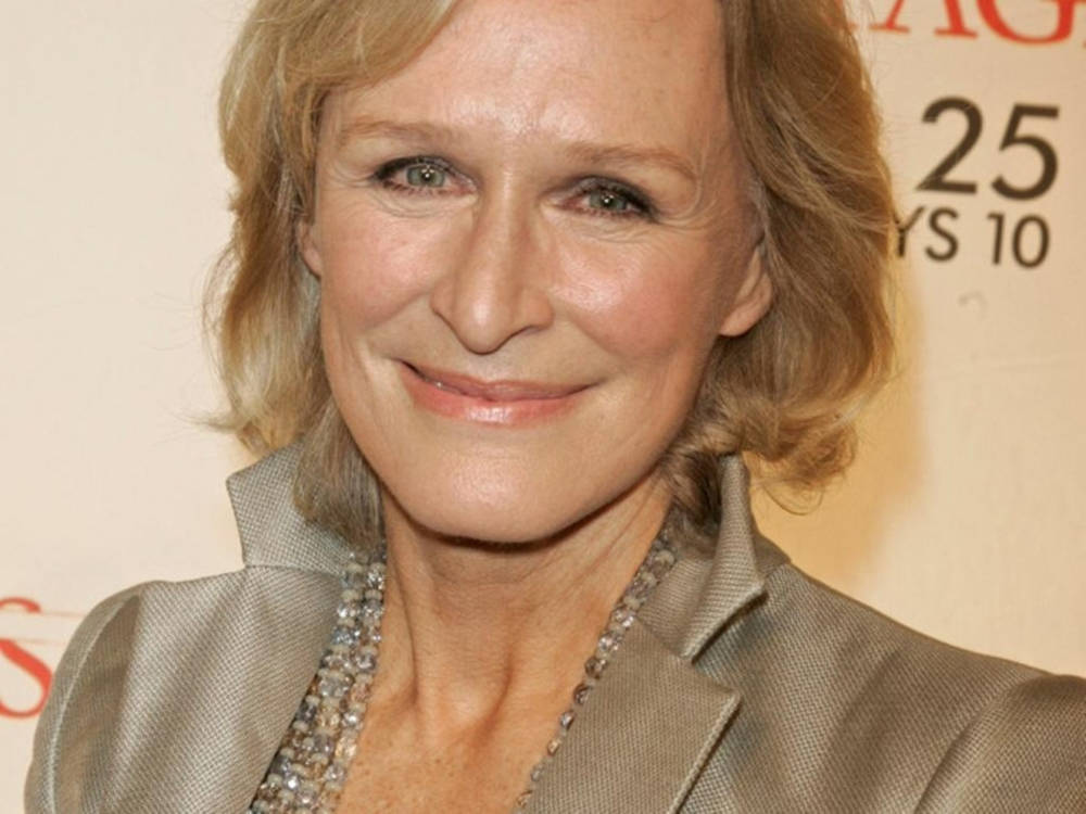 Actress HD 桌布 壁紙 — 一位微笑的金髮女性穿著銀色西裝外套和珠鏈出席活動的特寫肖像。