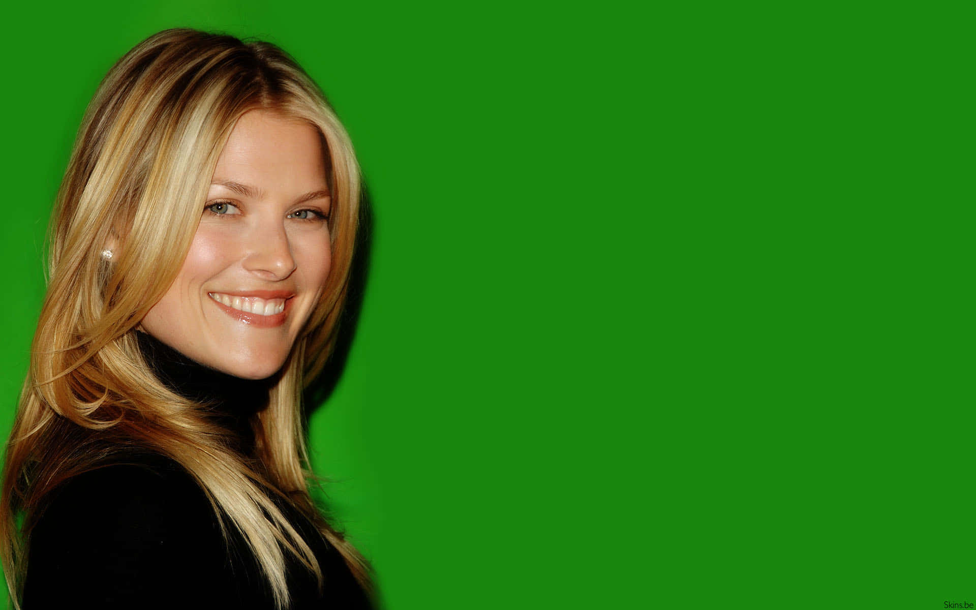 ali larter 桌布 壁紙 — 一位微笑的金髮女性穿著黑色高領毛衣，在純綠色螢幕背景前擺姿勢。
