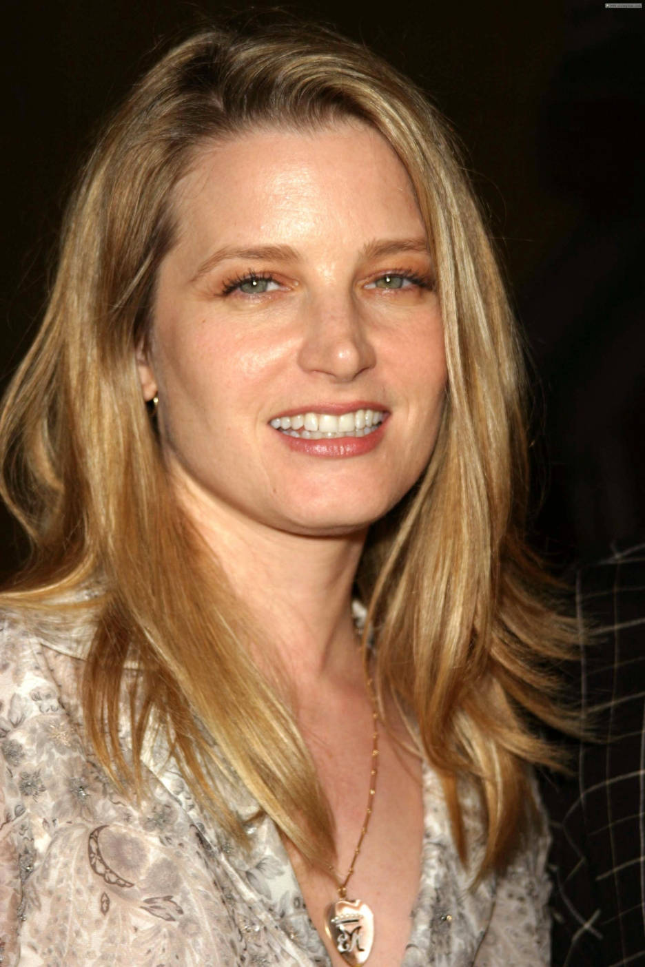 Celebrity 桌布 壁紙 — 一位微笑的金髮碧眼女性特寫肖像，身穿圖案襯衫和牙齒形吊墜項鍊。