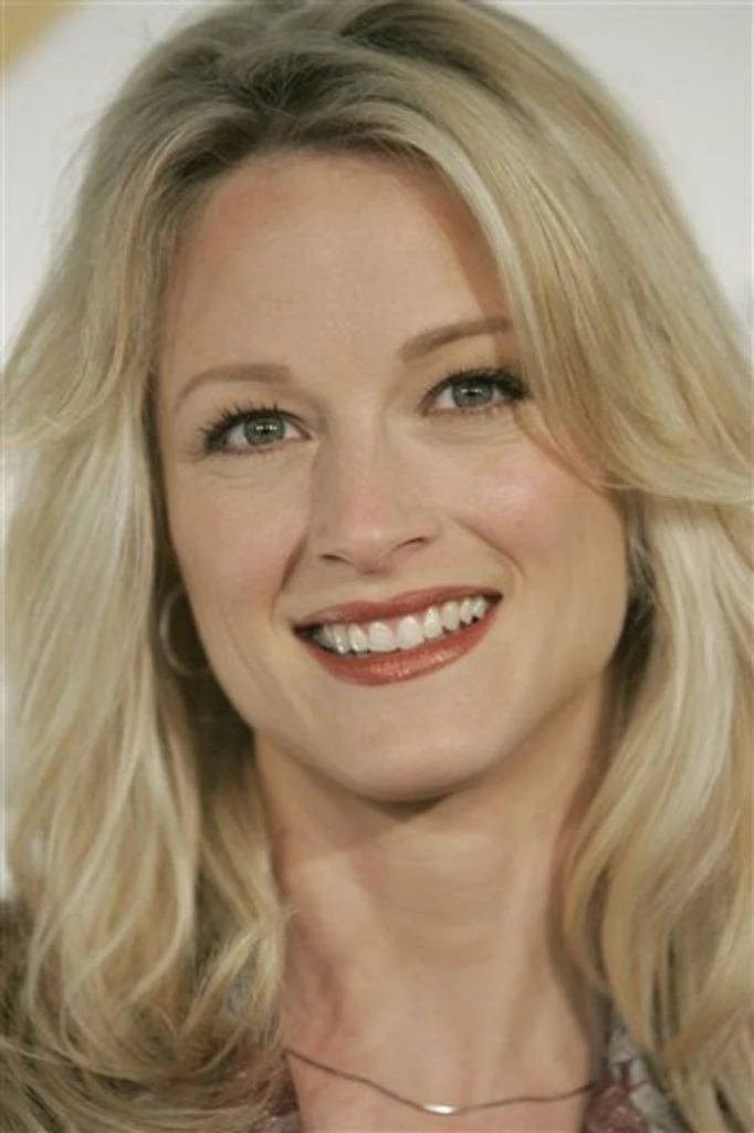 Celebrity 桌布 壁紙 — 一位微笑的金髮藍眼女子塗著紅色唇膏，在柔和的白色背景前的特寫肖像。
