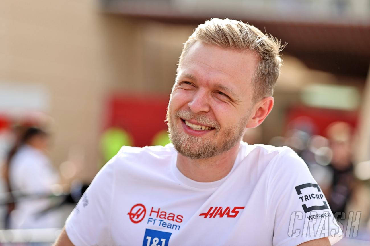 桌布 壁紙 — 一位微笑的金髮鬍鬚男士，在明亮的日光下穿著白色Haas F1 Team T恤。