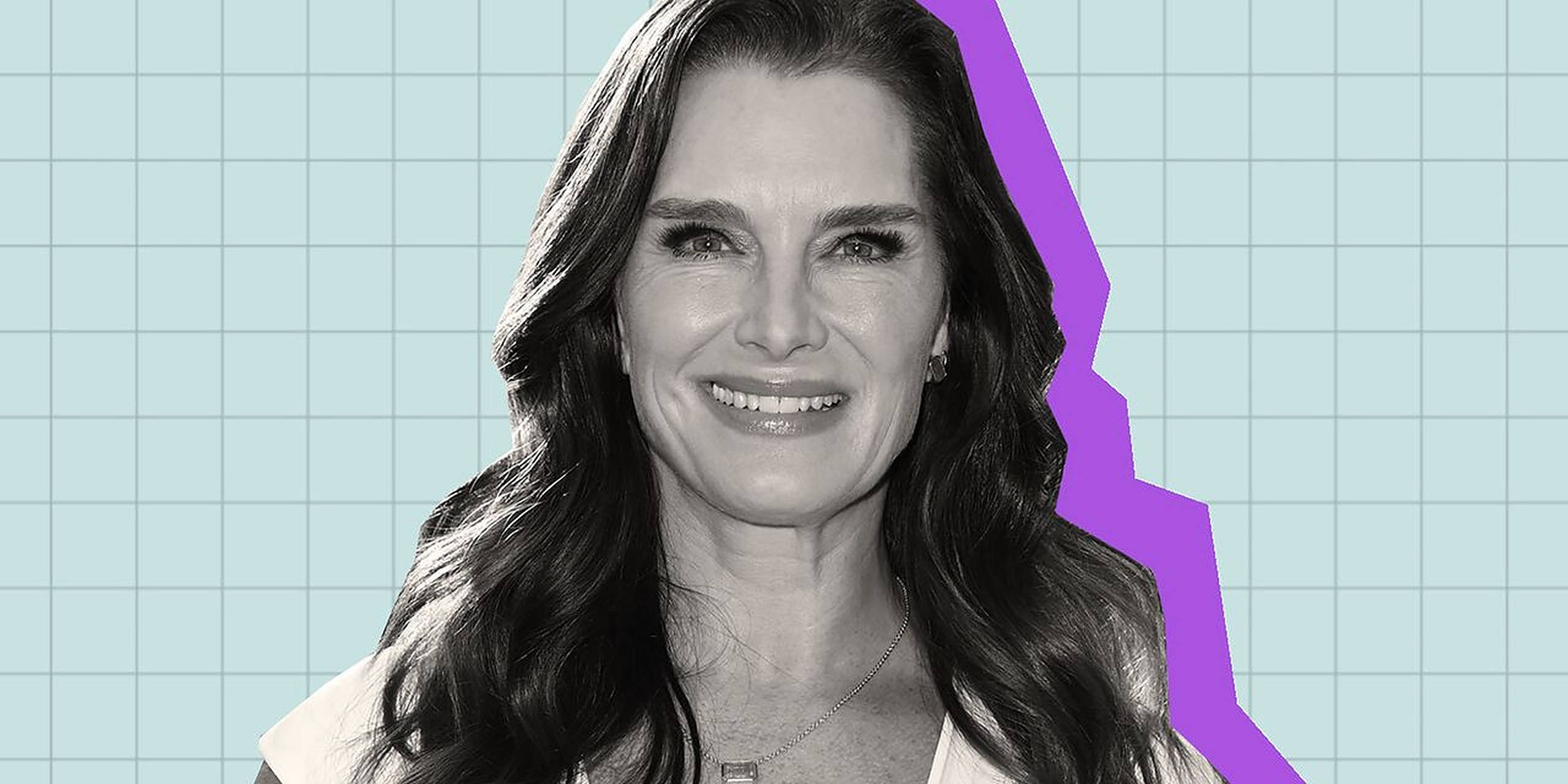 Brooke 桌布 壁紙 — 一位微笑的長黑髮女性，背景為淺藍色網格，帶有醒目的紫色鋸齒形狀。