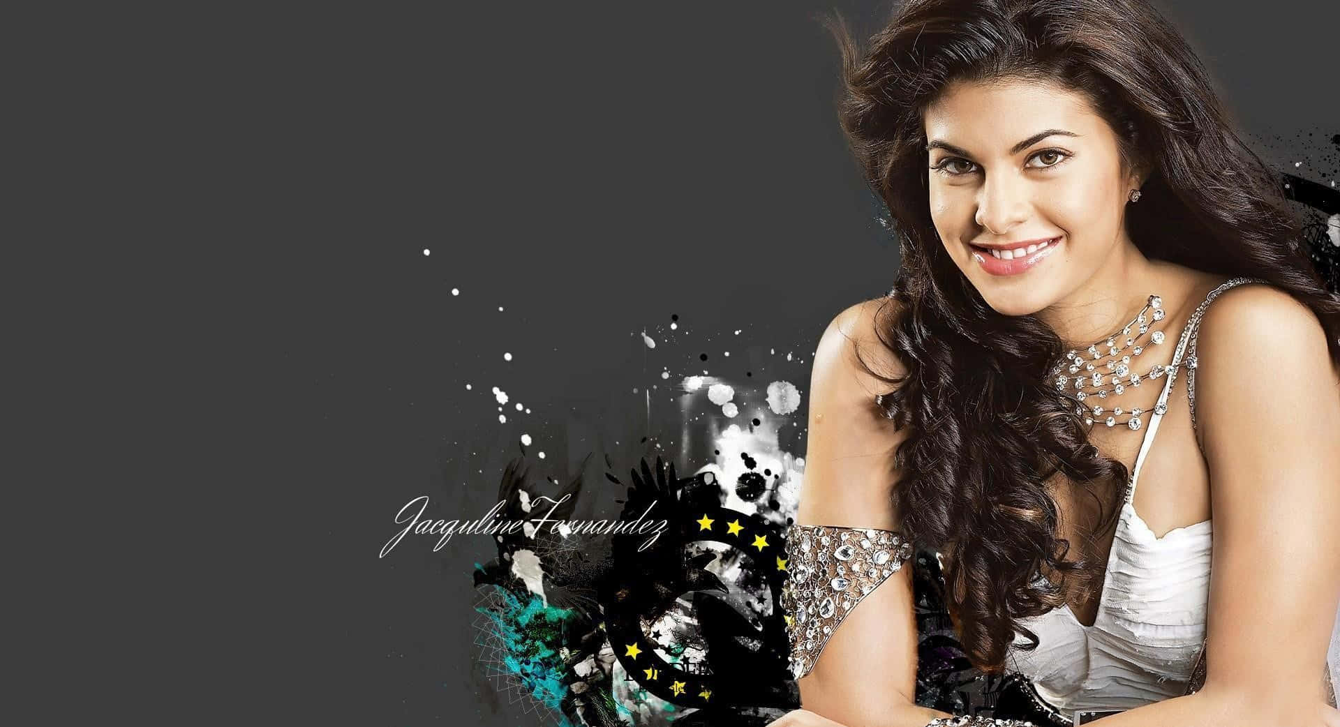 Jacqueline Fernandez 桌布 壁紙 — 一位微笑的長黑髮女性，身穿白色連衣裙和閃亮珠寶，背景為深灰色帶有藝術潑濺效果。