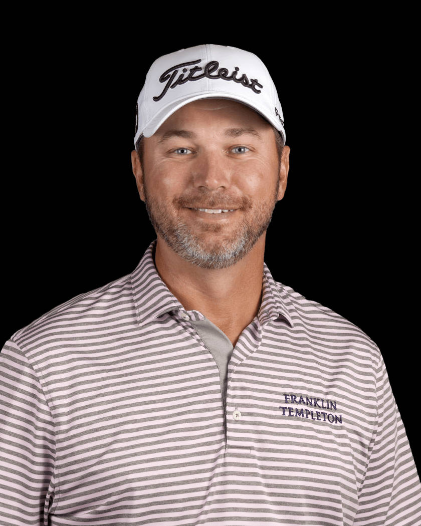 運動 桌布 壁紙 — 一位微笑的高爾夫球手，身穿條紋Polo衫，戴著白色Titleist帽子，背景為黑色。