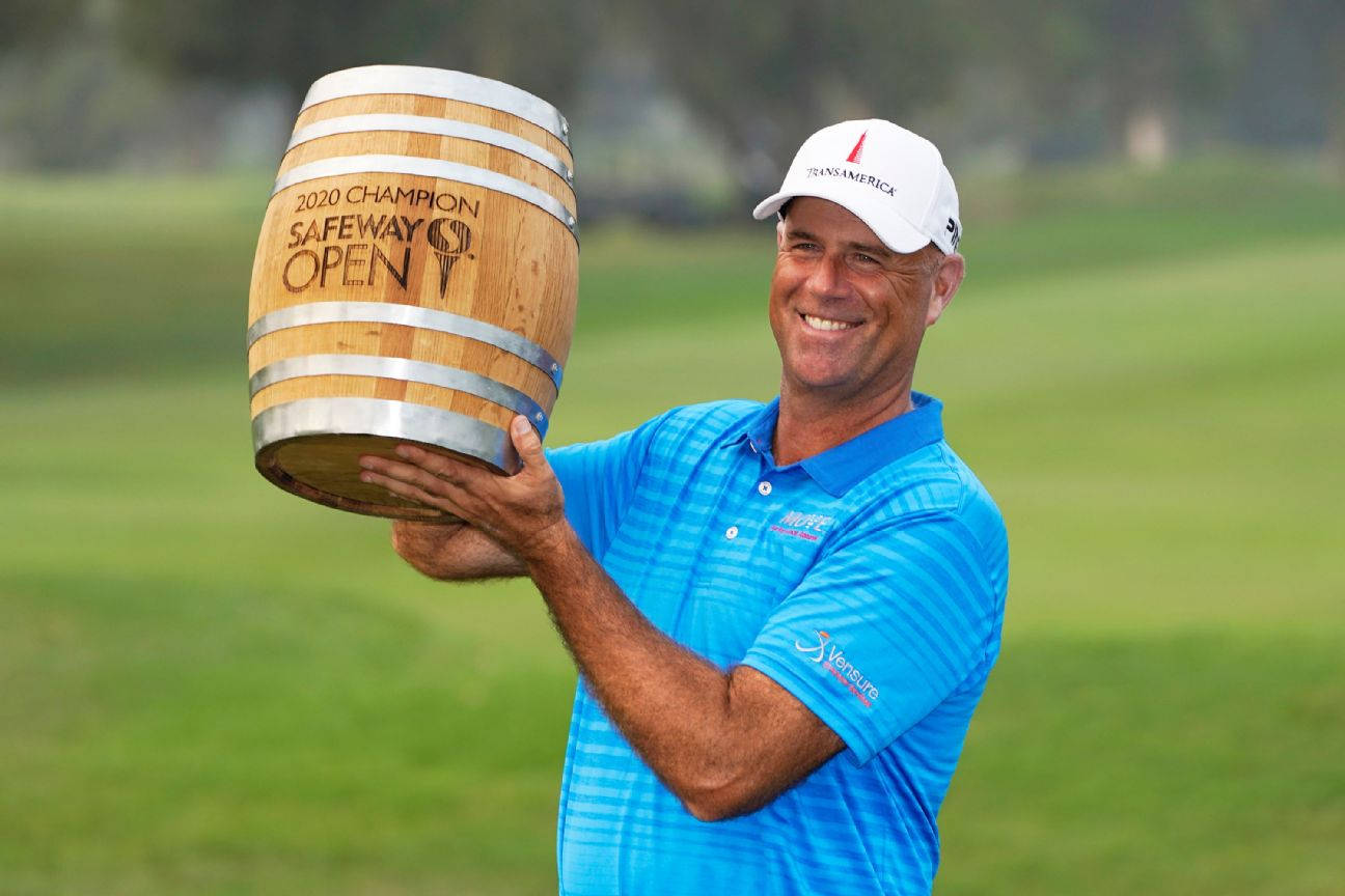 Champion 桌布 壁紙 — 一位微笑的高爾夫球手自豪地拿著一個刻有 '2020 Champion Safeway Open' 的木桶獎盃，在翠綠的球場上。