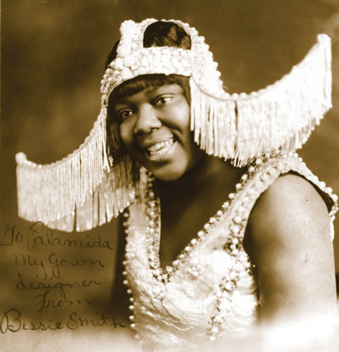 Retro 桌布 壁紙 — 一位微笑的黑人女性，戴著1920年代流蘇邊的Flapper帽，穿著珠飾連衣裙，為復古棕褐色肖像擺姿勢。