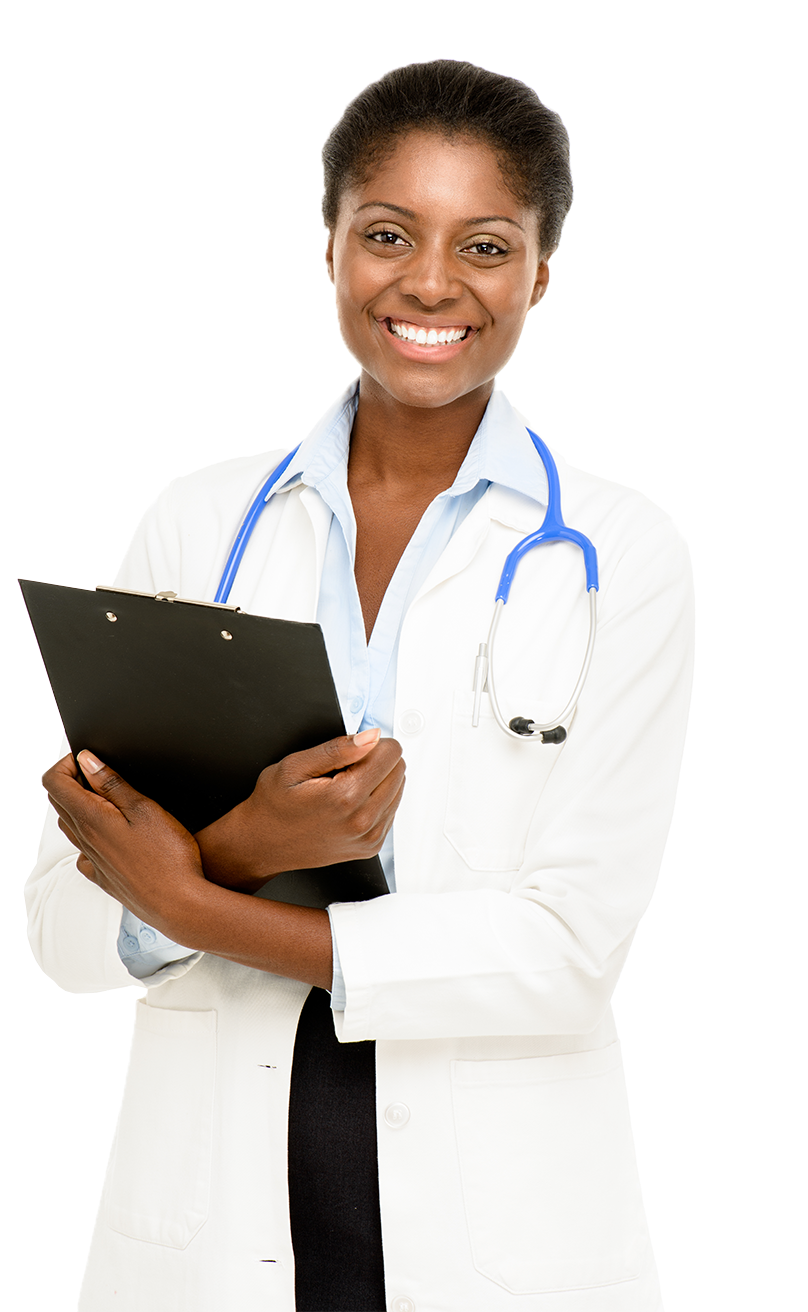 Physician 桌布 壁紙 — 一位微笑的黑人女醫生穿著白袍，頸上掛著藍色聽診器，手持記事板，背景為黑色。